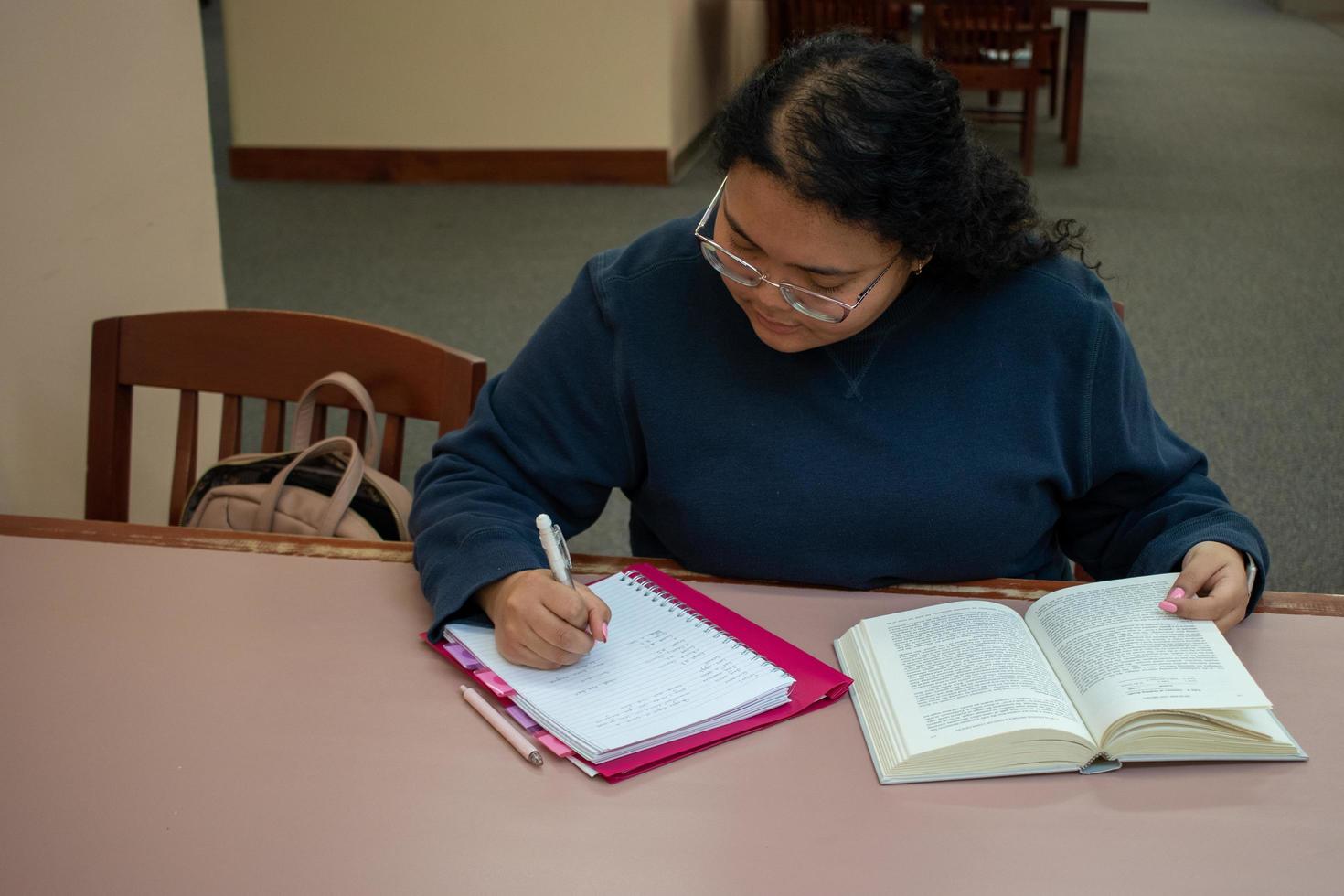 estudiante estudiando en la biblioteca foto