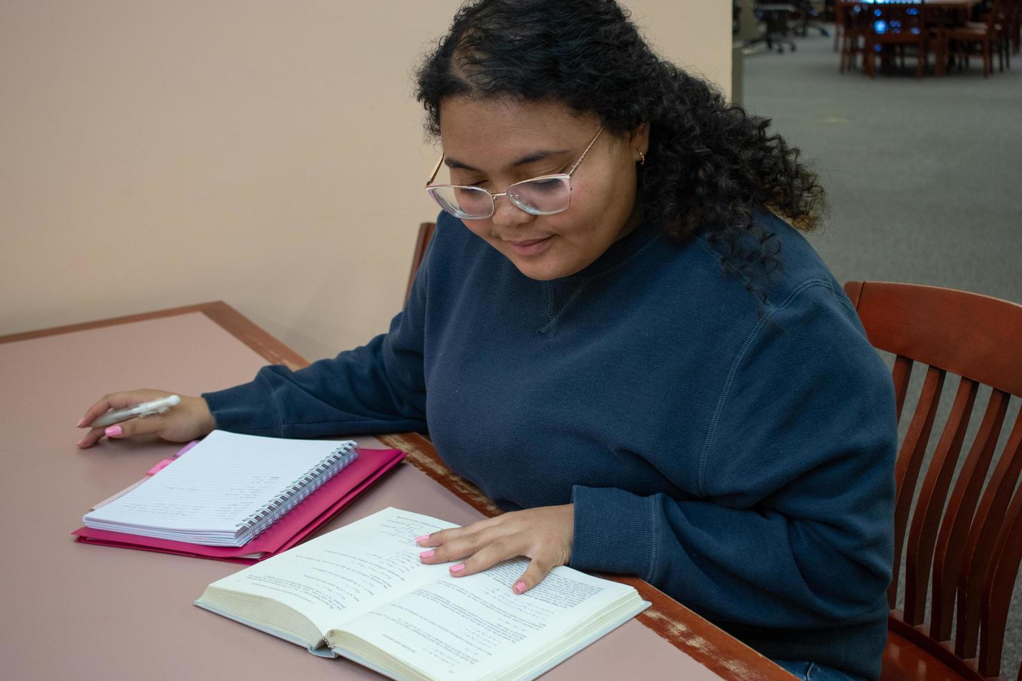 estudiante estudiando en la biblioteca foto