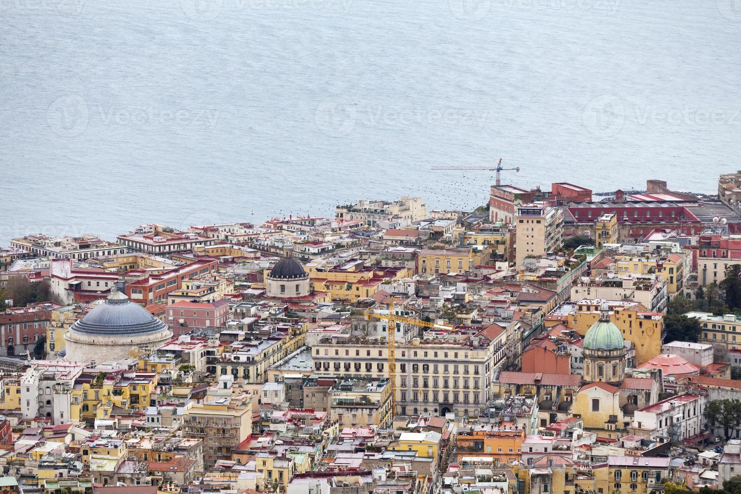 vista aérea de la colina pizzofalcone en nápoles foto