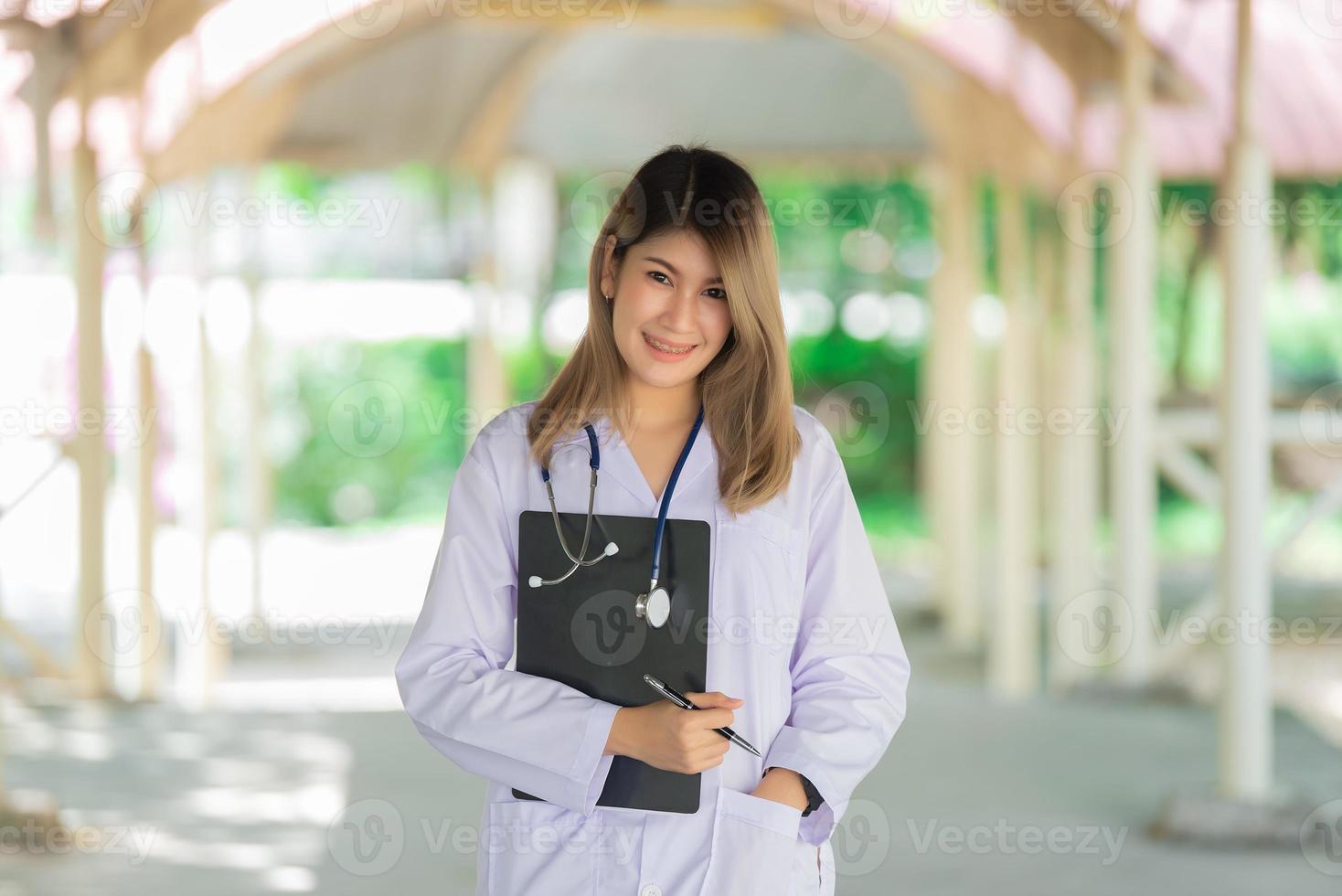 retrato de un joven médico asiático que usa anteojos en un hospital, gente de tailandia foto