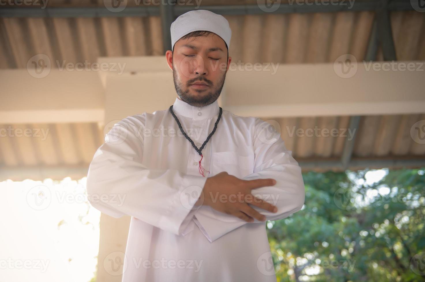 joven musulmán asiático rezando al atardecer, concepto de festival de ramadán foto