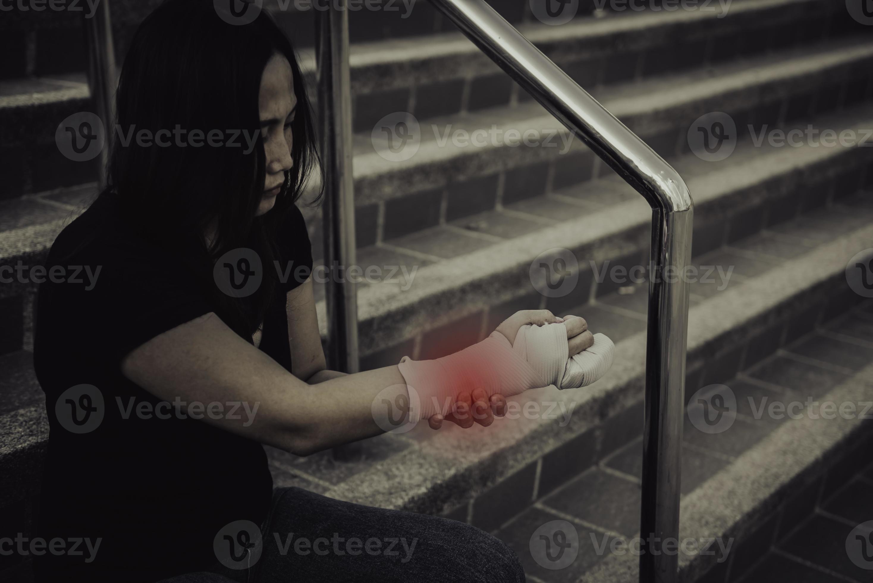 A beautiful Asian girl broke her arm and splinted,Woman accidentally falls, arms hit the ground