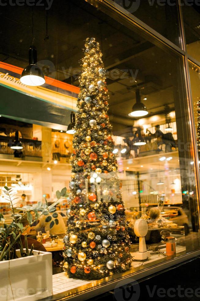 restaurante de navidad esperando la cena y celebrando las vacaciones de navidad en vísperas, árbol de navidad foto