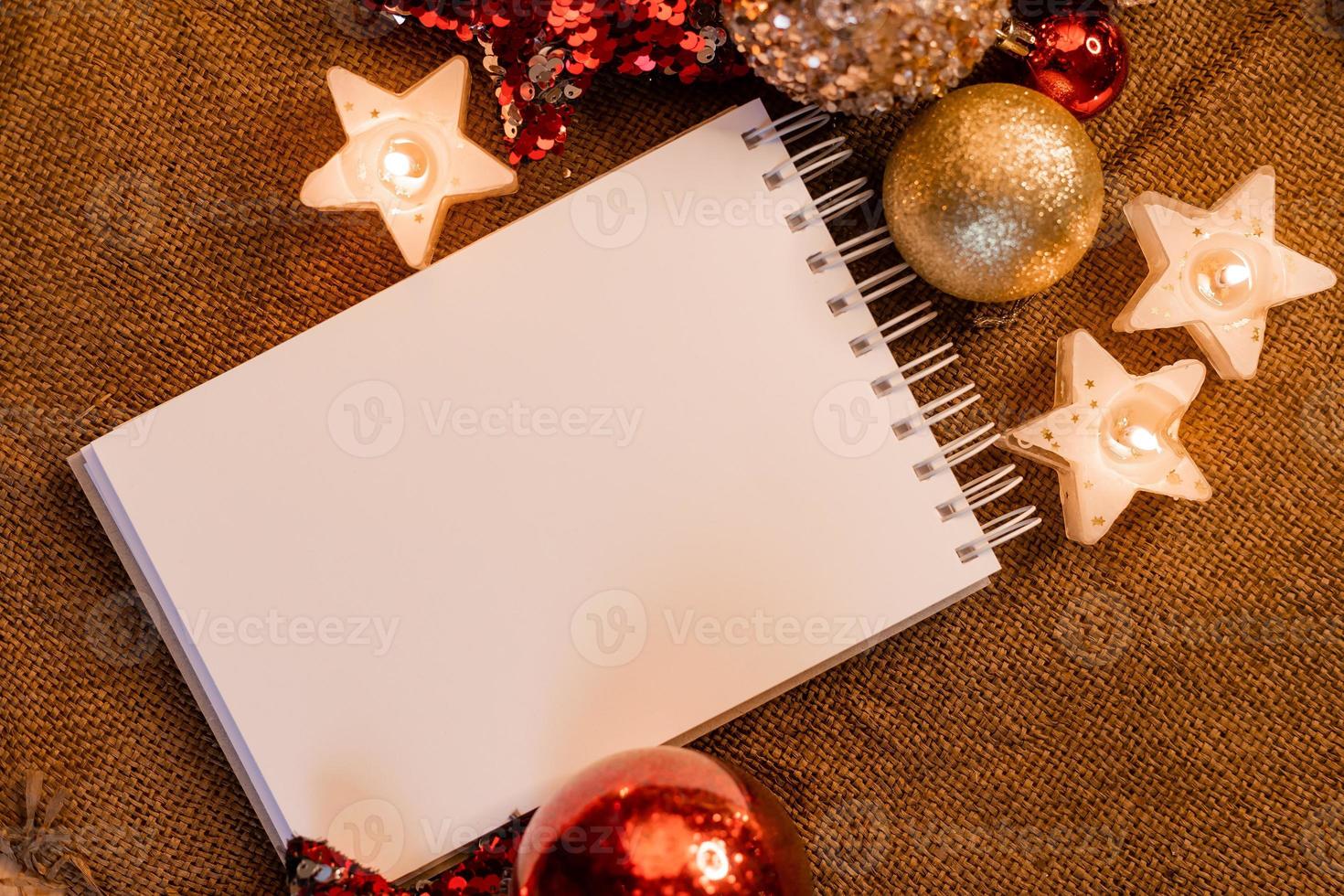 cuaderno con páginas en blanco con juguetes, regalos y números de año nuevo 2023. planes y sueños para el nuevo año, espacio para texto foto