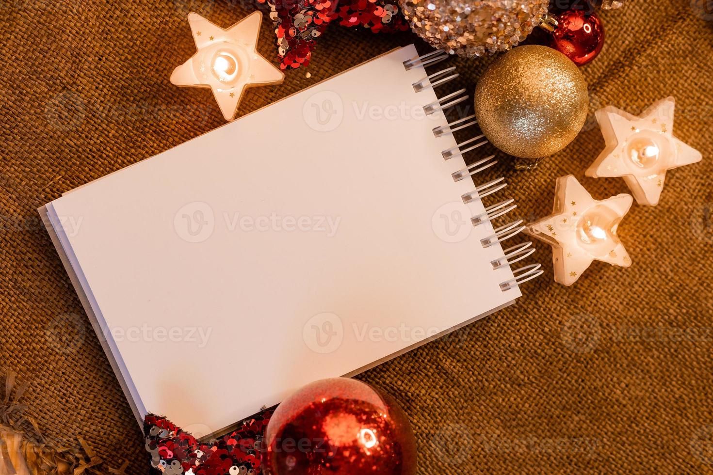 cuaderno con páginas en blanco con juguetes, regalos y números de año nuevo 2023. planes y sueños para el nuevo año, espacio para texto foto