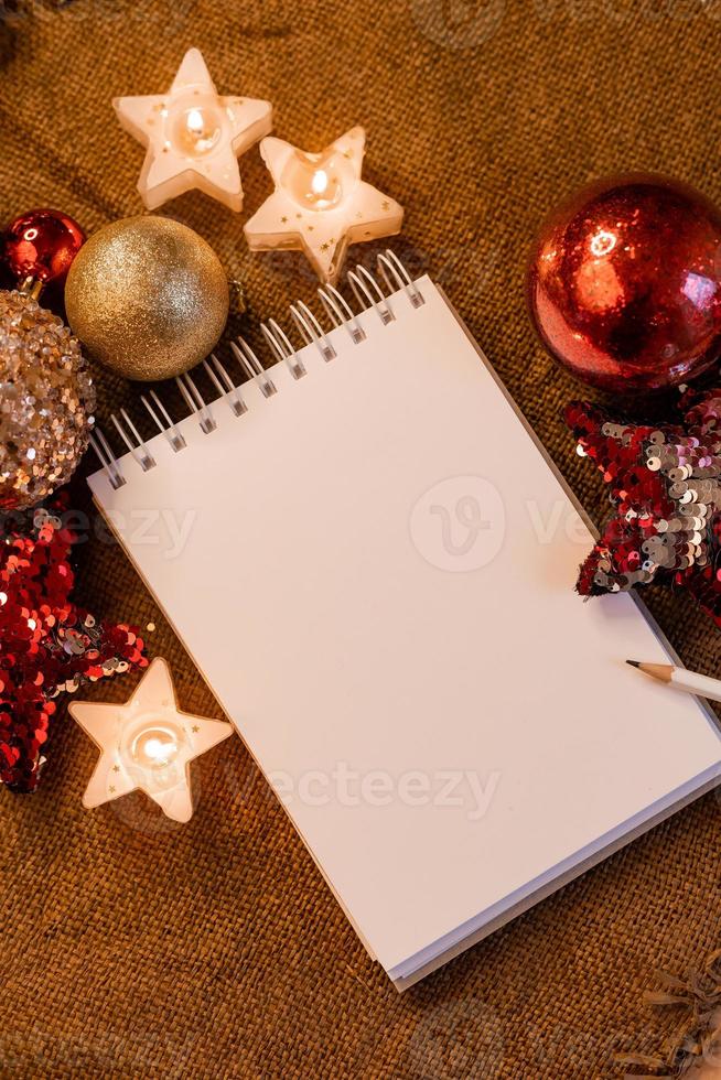 cuaderno con páginas en blanco con juguetes, regalos y números de año nuevo 2023. planes y sueños para el nuevo año, espacio para texto foto