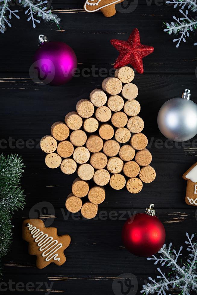 árbol de corcho de vino con adornos navideños. maqueta de tarjeta de regalo de año nuevo foto