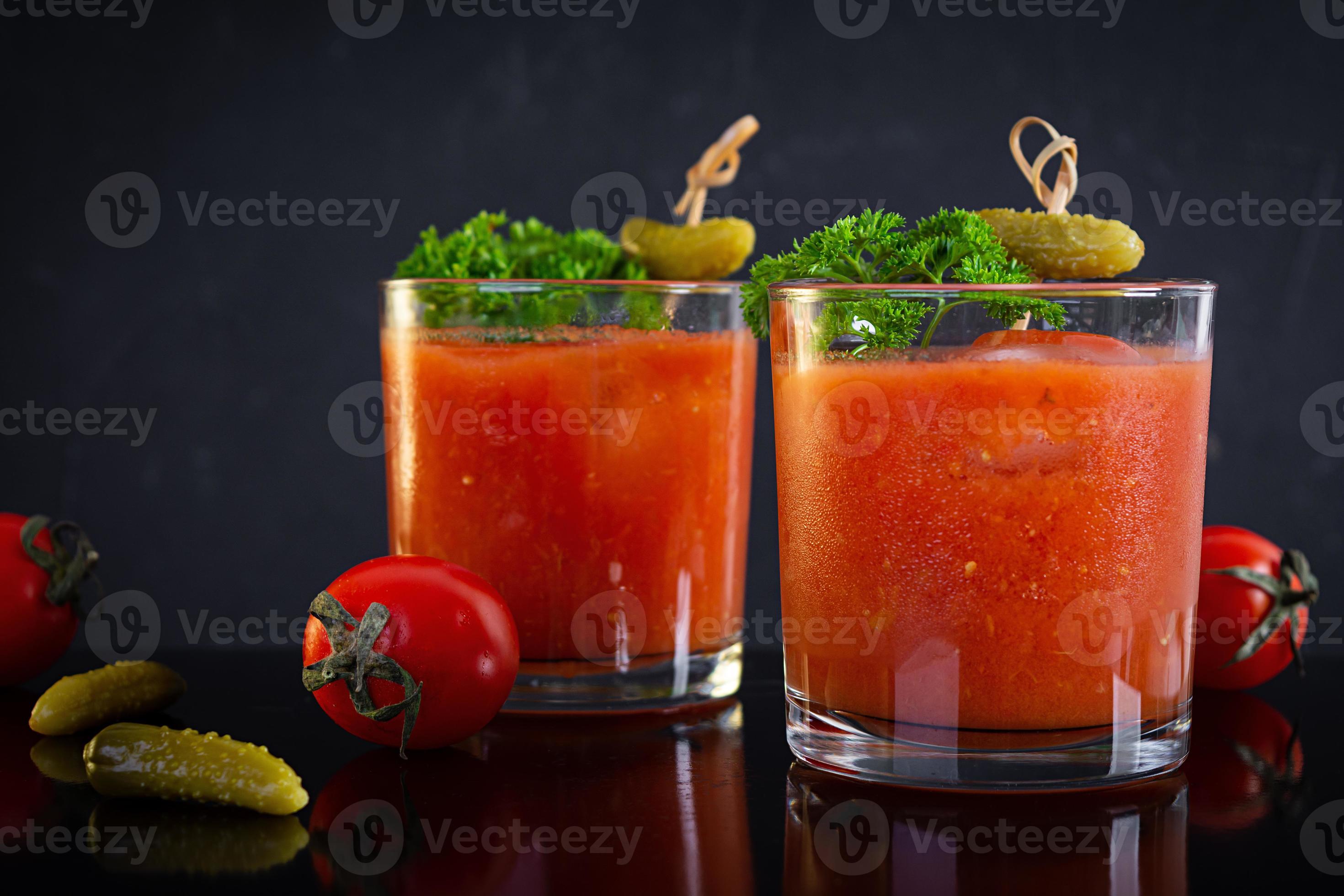 cóctel de alcohol bloody mary sobre fondo oscuro. cóctel clásico con