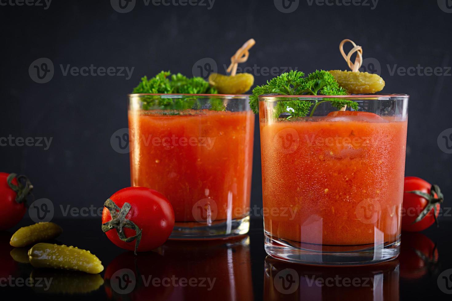 cóctel de alcohol bloody mary sobre fondo oscuro. cóctel clásico con jugo de tomate y vodka foto