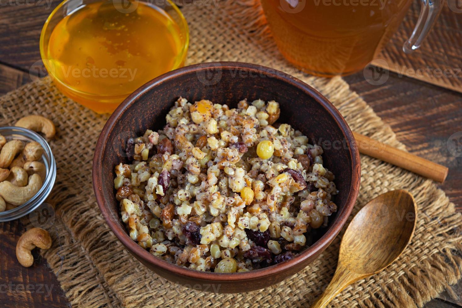 tazón con comida dulce de Navidad de tradición ucraniana. kutia es un plato festivo tradicional eslavo foto