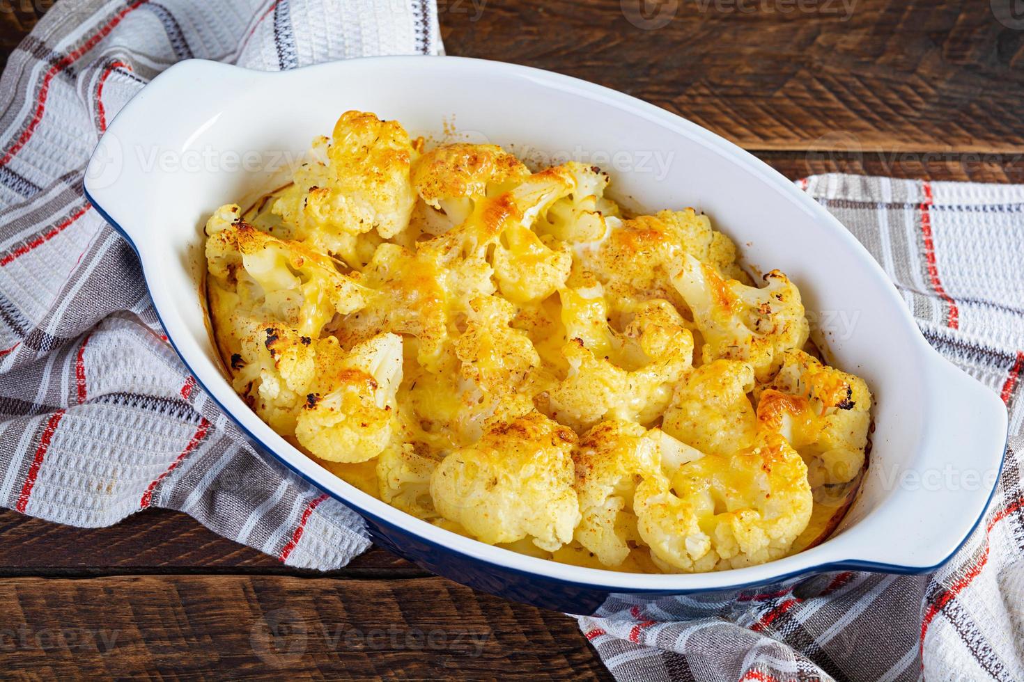 comida dietetica. coliflor al horno con queso, nata y huevos foto