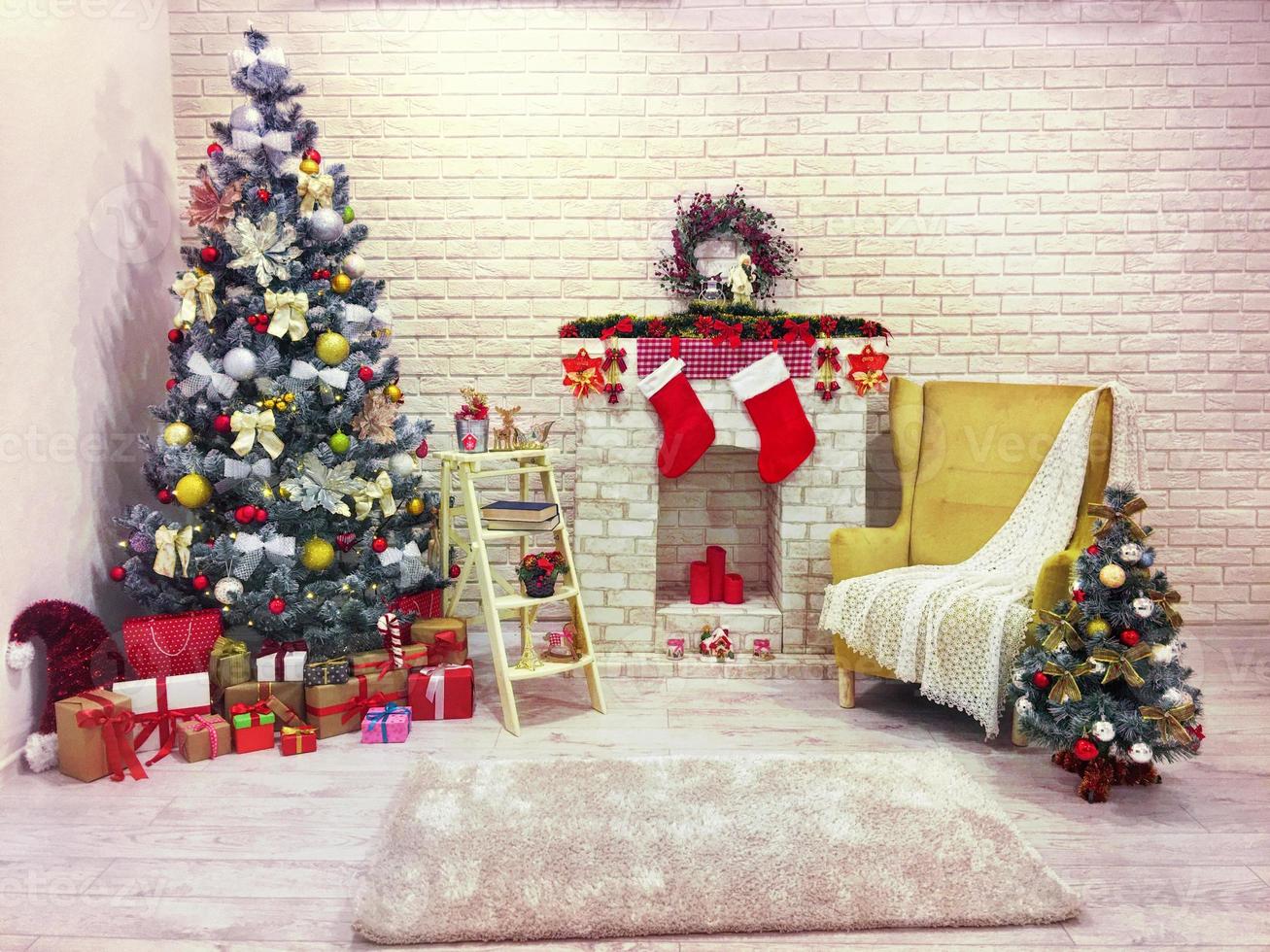 habitación interior de fondo decorada en estilo navideño con árbol de navidad y cajas de regalo foto