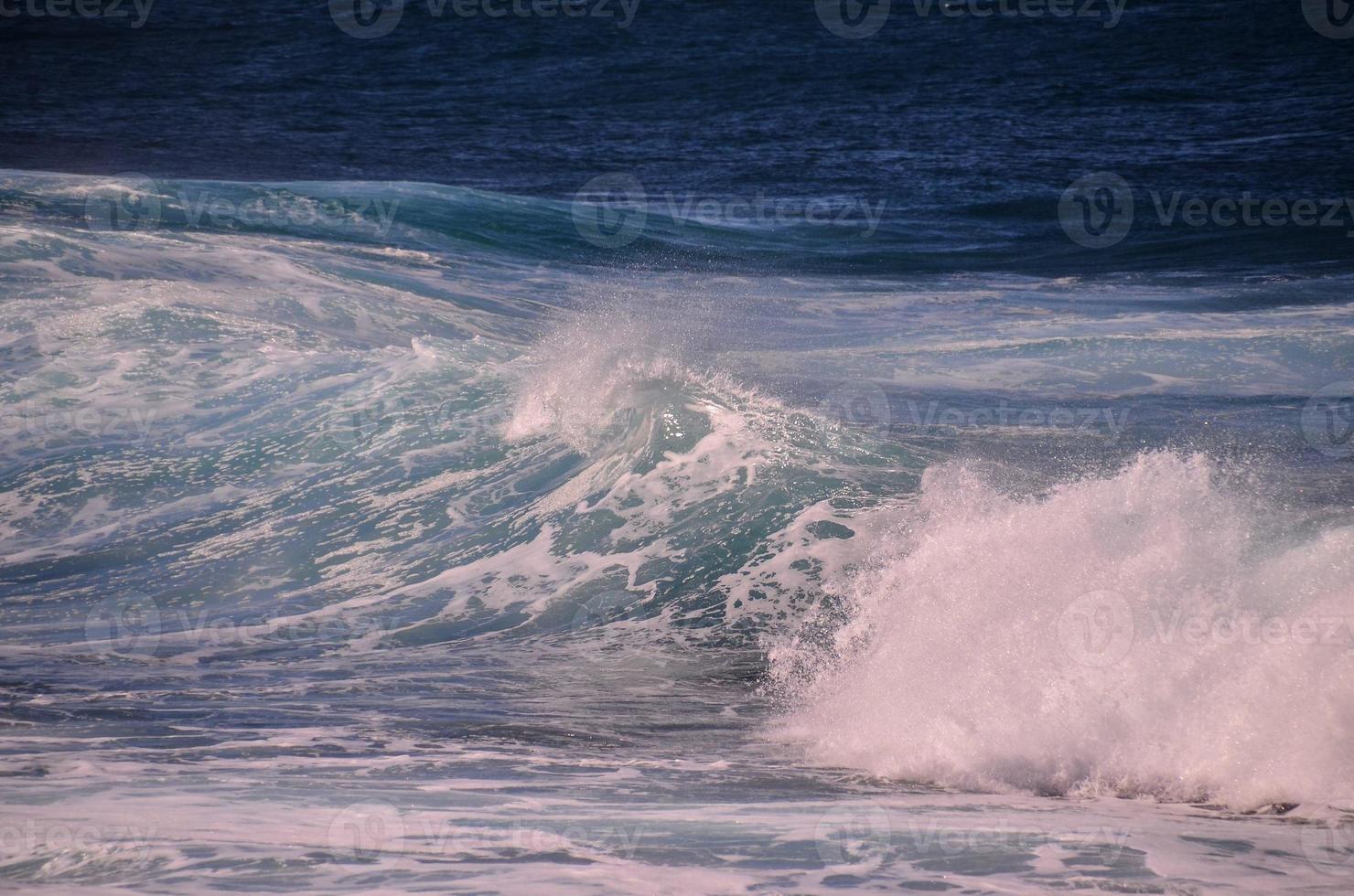 el océano atlántico en las islas canarias foto