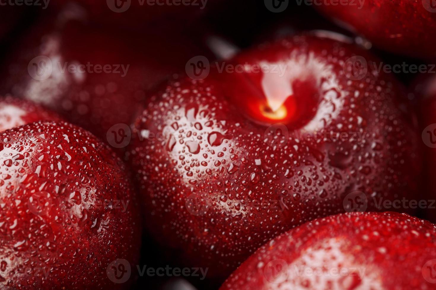 bayas maduras y frescas de una cereza dulce con gotas de agua de cerca. foto
