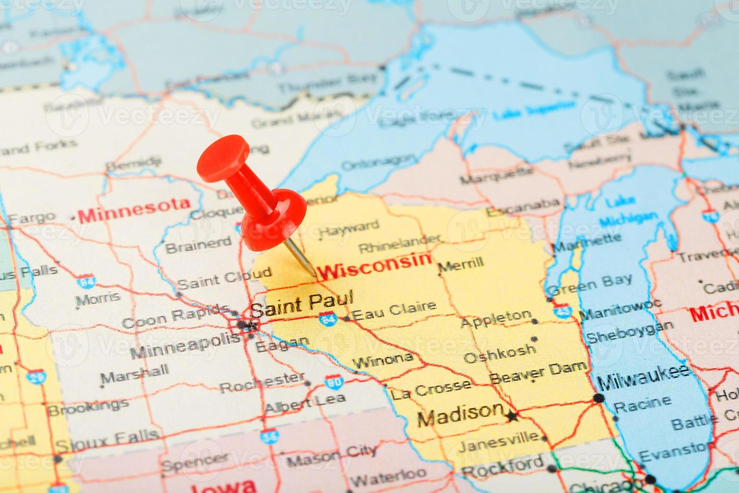 aguja clerical roja en un mapa de estados unidos, wisconsin y la capital madison. cerrar mapa de wisconsin con tachuela roja foto