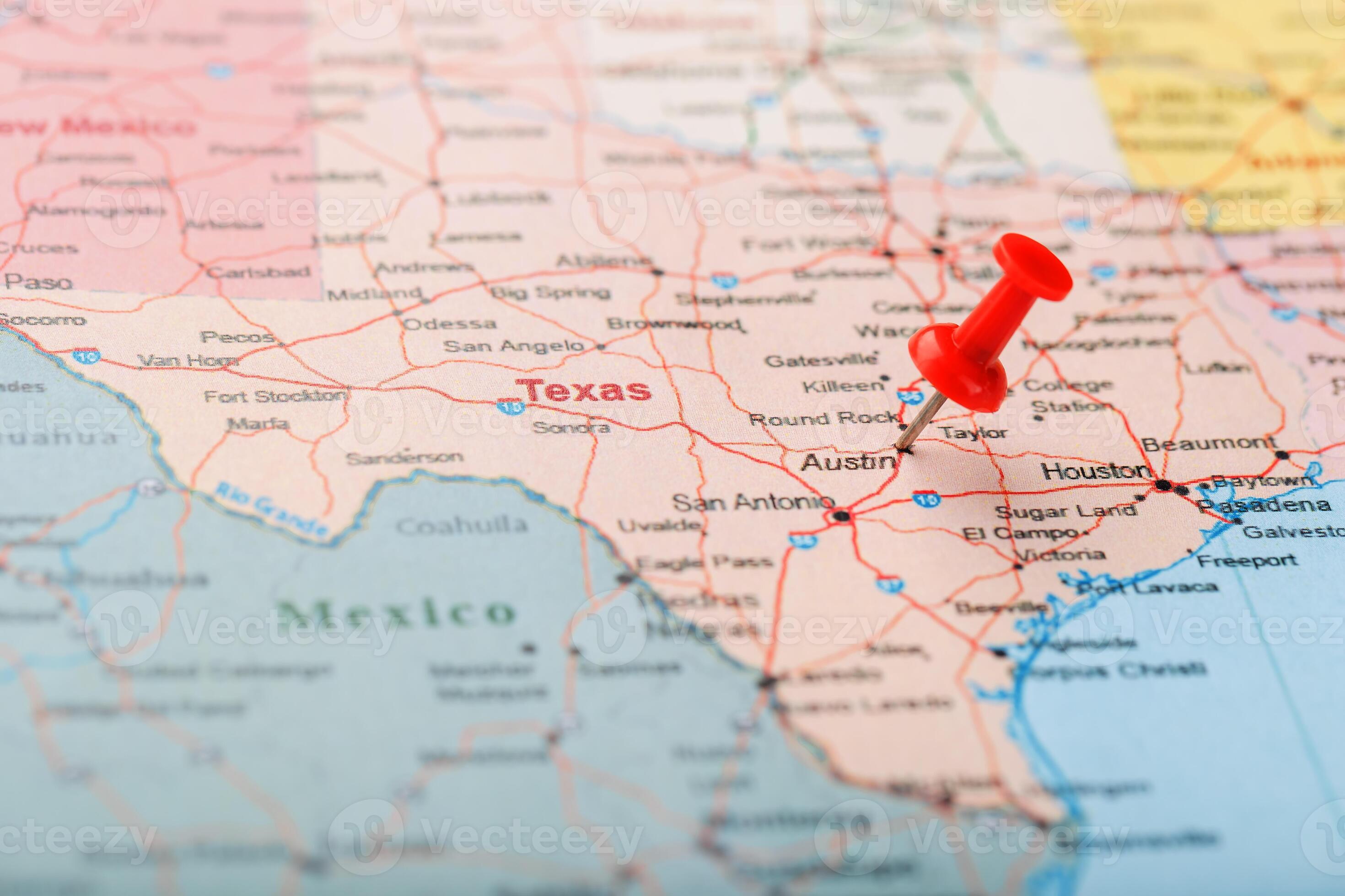 aguja clerical roja en un mapa de estados unidos, texas y la capital