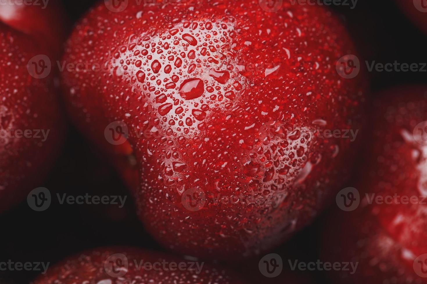 bayas maduras y frescas de una cereza dulce con gotas de agua de cerca. foto