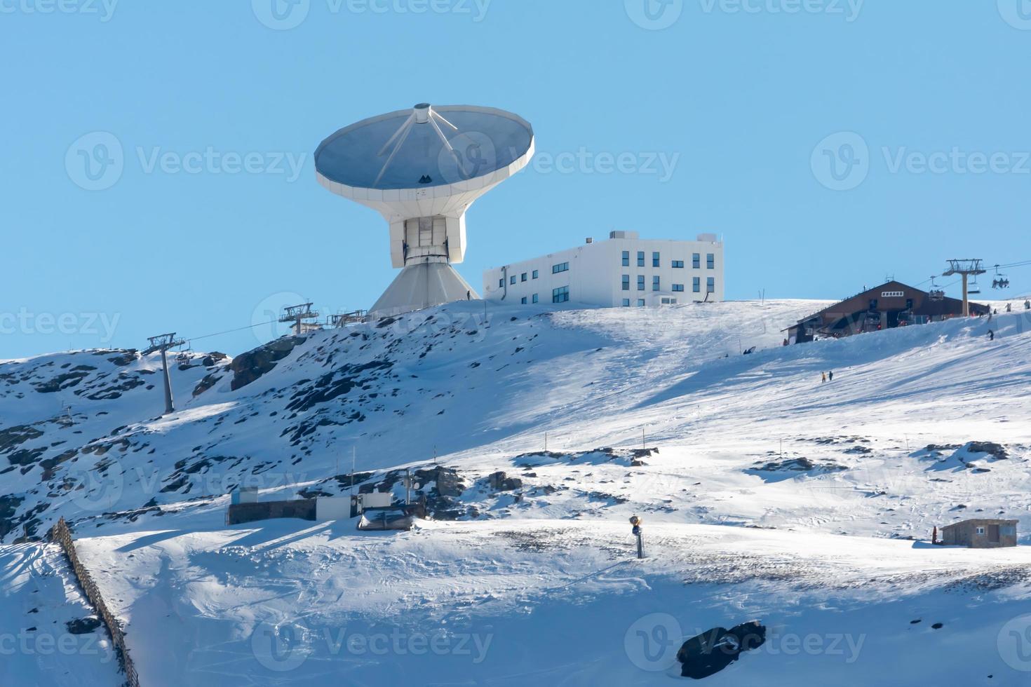 estación de antena de radar de antena parabólica en el campo. antenas parabolicas. gran antena parabólica contra el cielo. antena parabólica en la estación terrena con un cielo foto