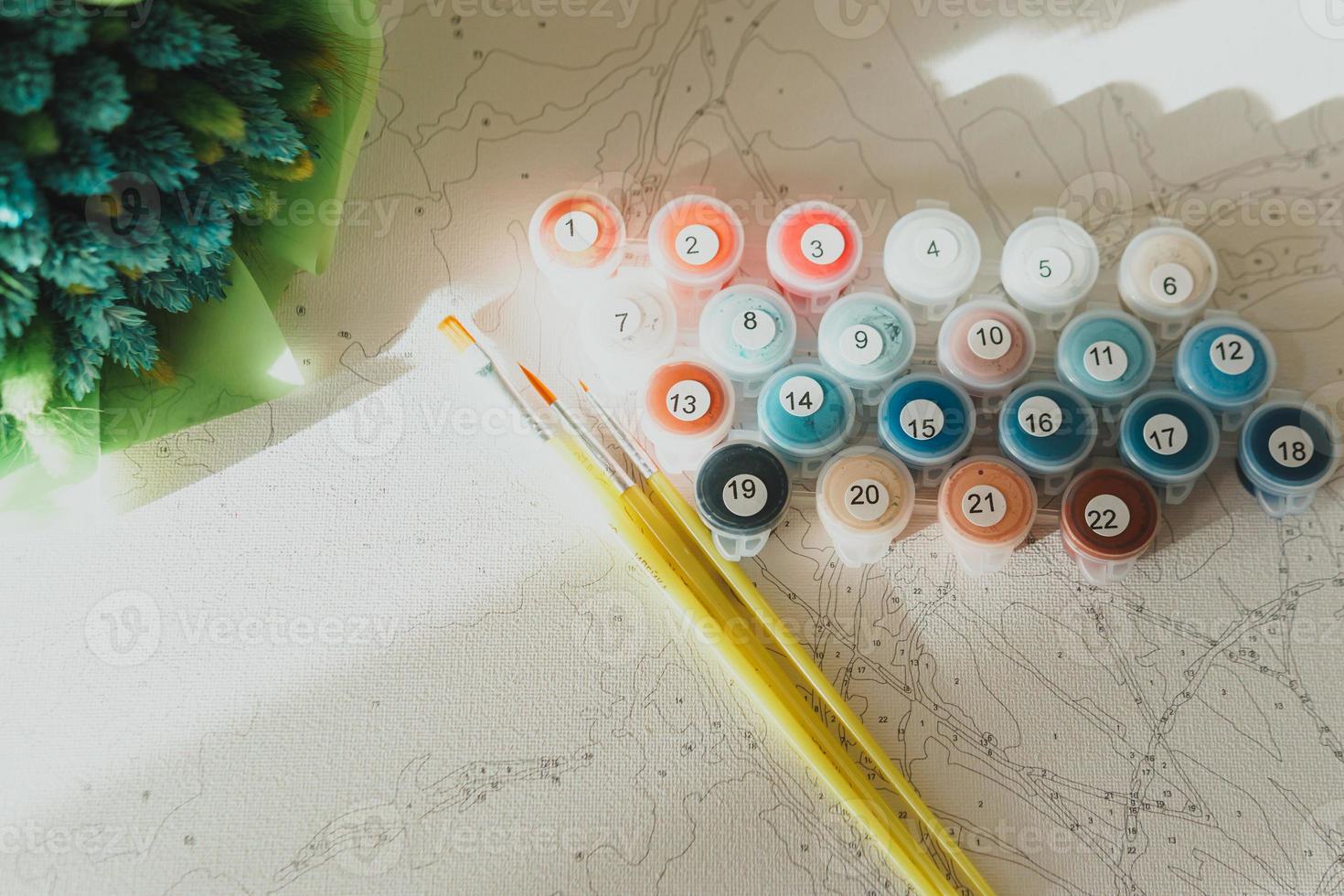 un juego de gouache colorido para pintar por números, colores pastel, dibujo sobre lienzo foto