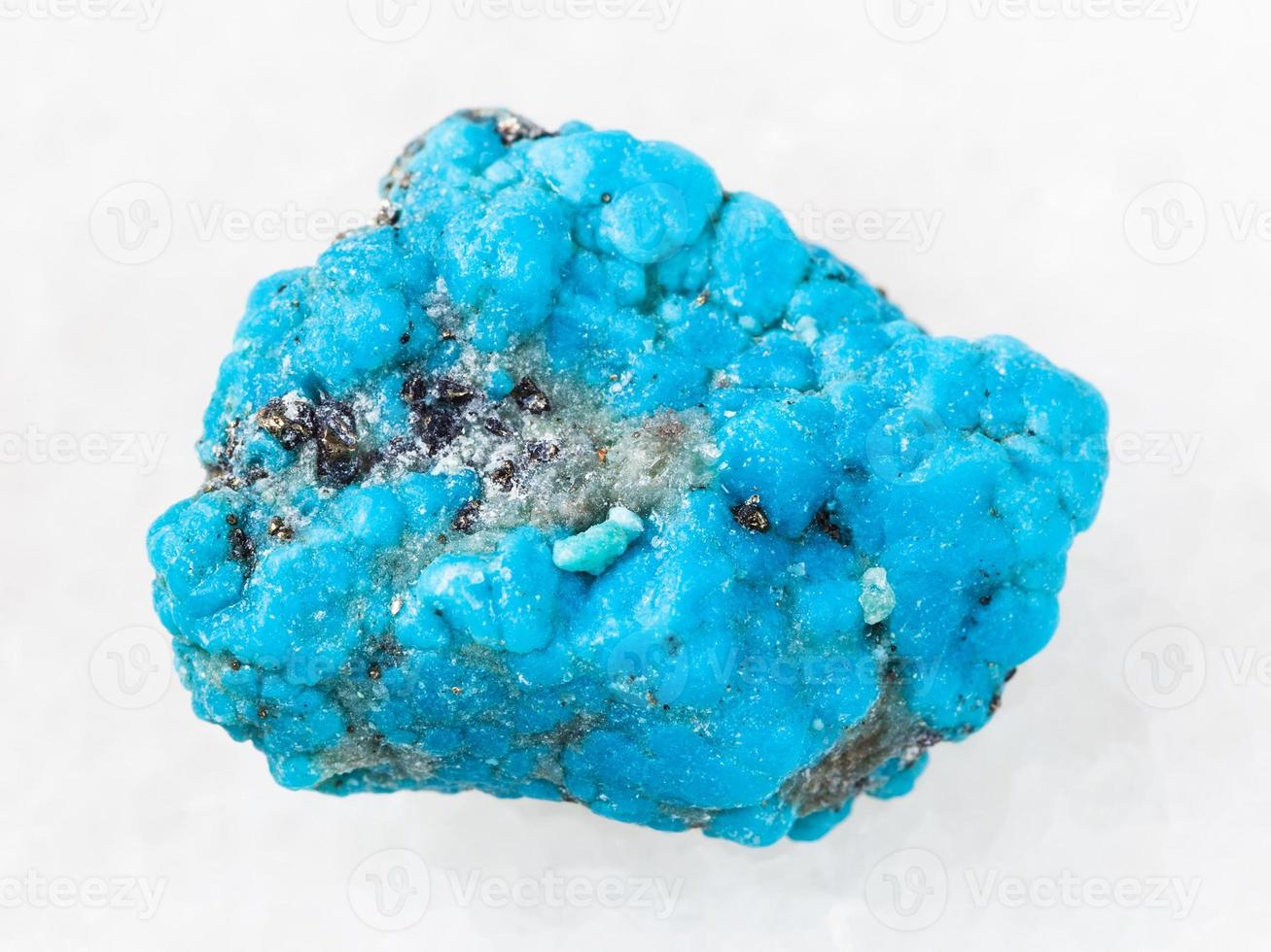 piedra preciosa turquesa azul cruda en blanco foto