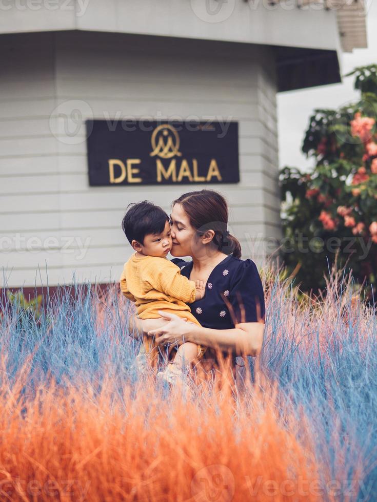 madre asiática e hijo de nacionalidad tailandesa y hierba colorida en de mala cafe, thung saliam, sukhothai, tailandia. foto