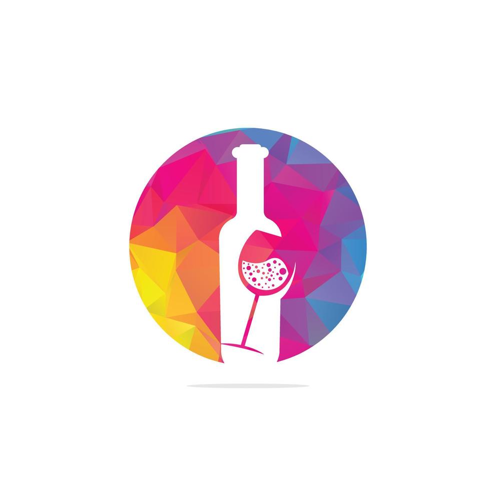 plantilla de diseño de logotipo de etiqueta de vino vectorial con copa de vino y botella de vino aislada en fondo blanco. para el logotipo de la sala de degustación, la marca familiar de viñedos, el menú del restaurante, el bar, etc. vector