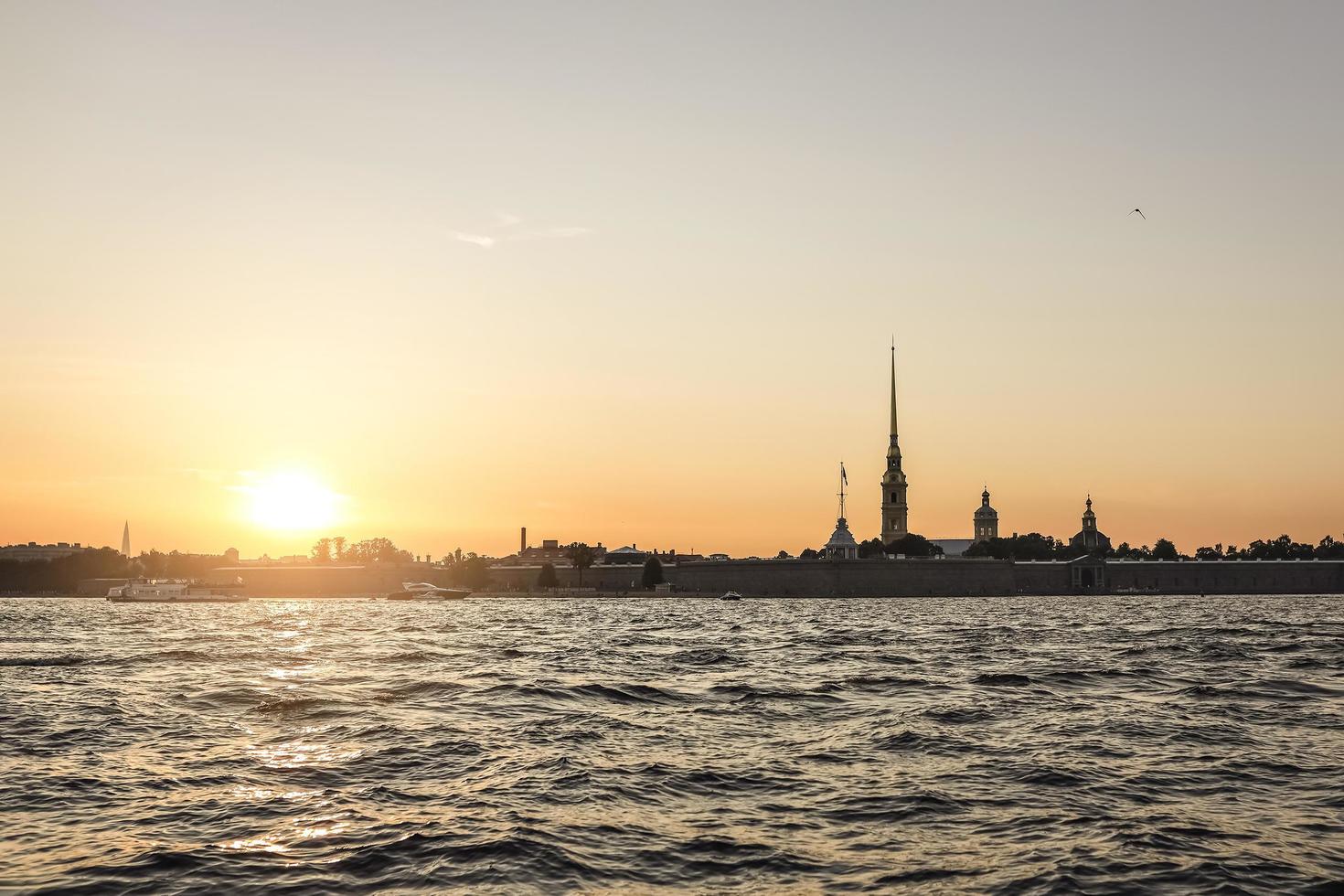 la silueta de la fortaleza de pedro y pablo al atardecer, vista desde el río neva foto