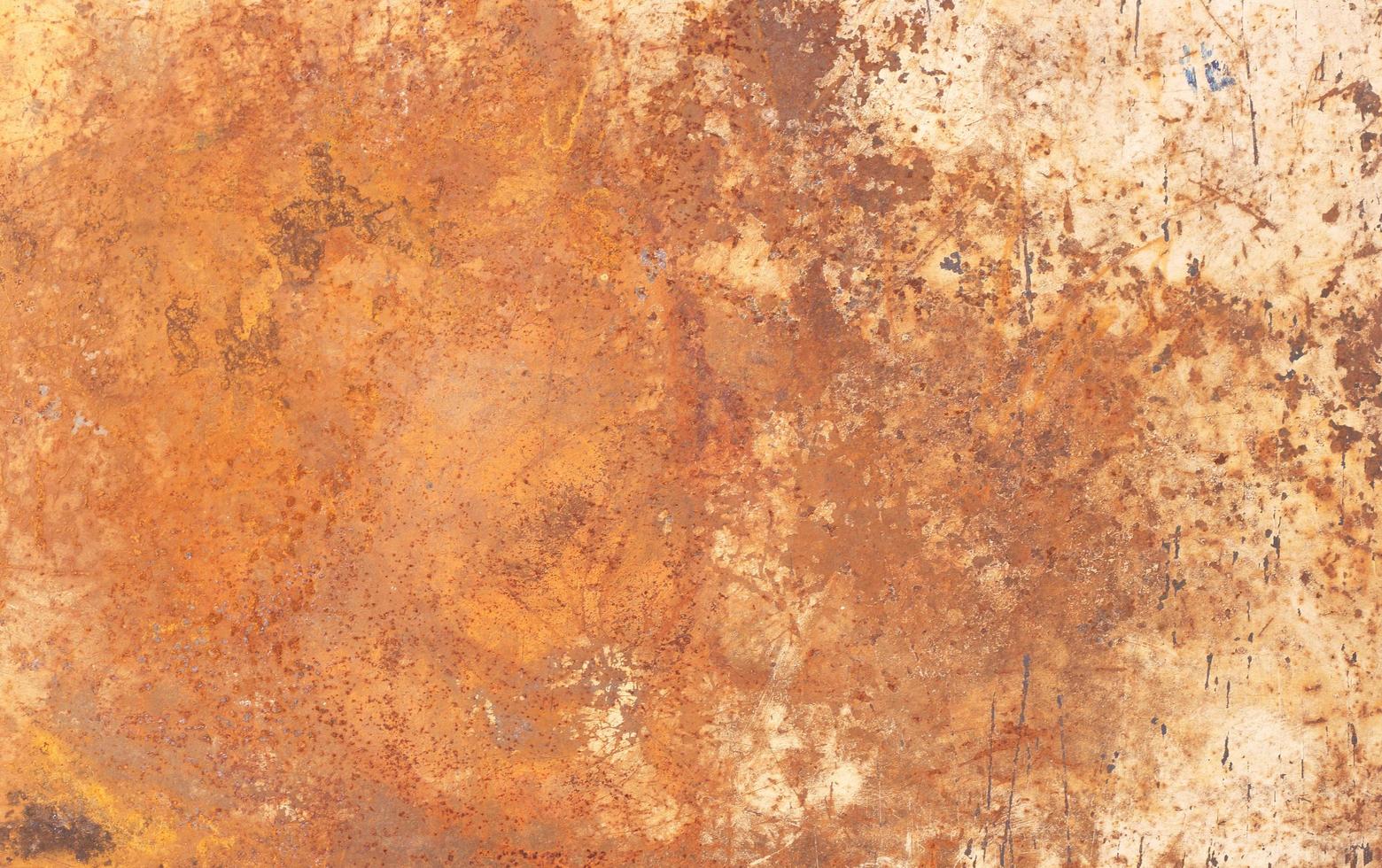 materiales reciclados: láminas de metal llenas de óxido marrón anaranjado y arañazos foto