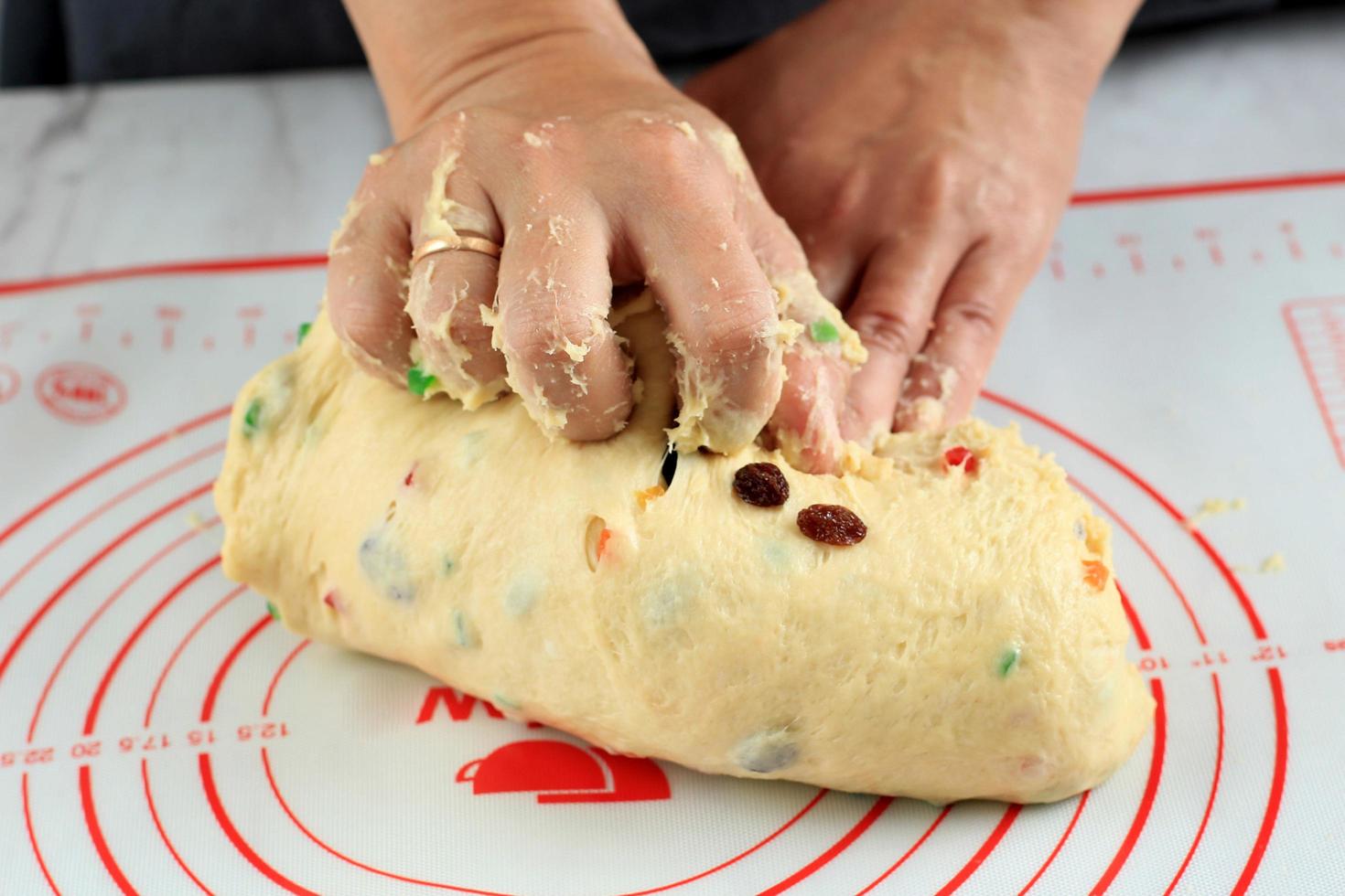 Panaderia amasando pan foto