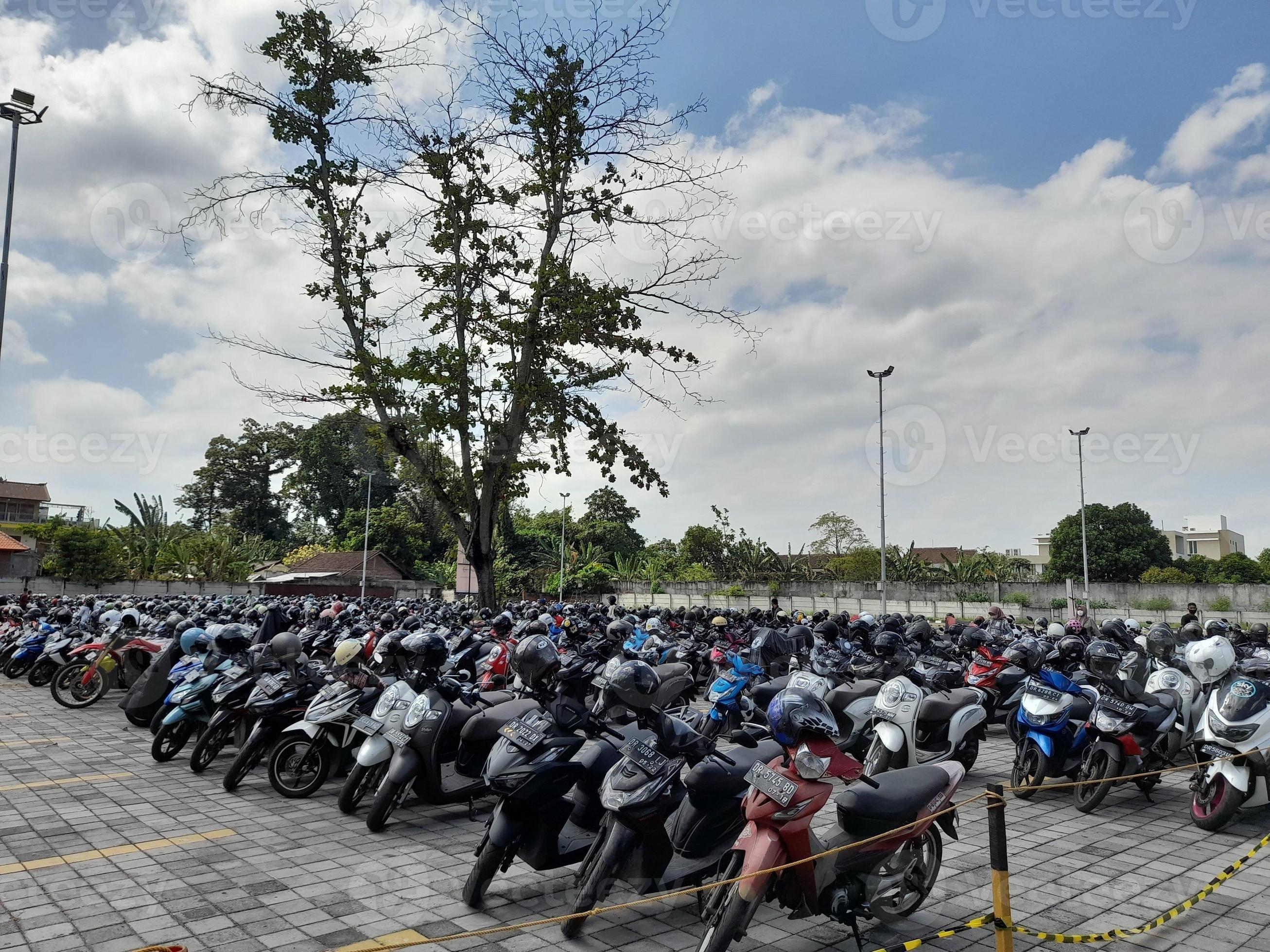 Motorcycles parked in a line in a motorcycle parking lot. 14626950 Stock Photo at Vecteezy