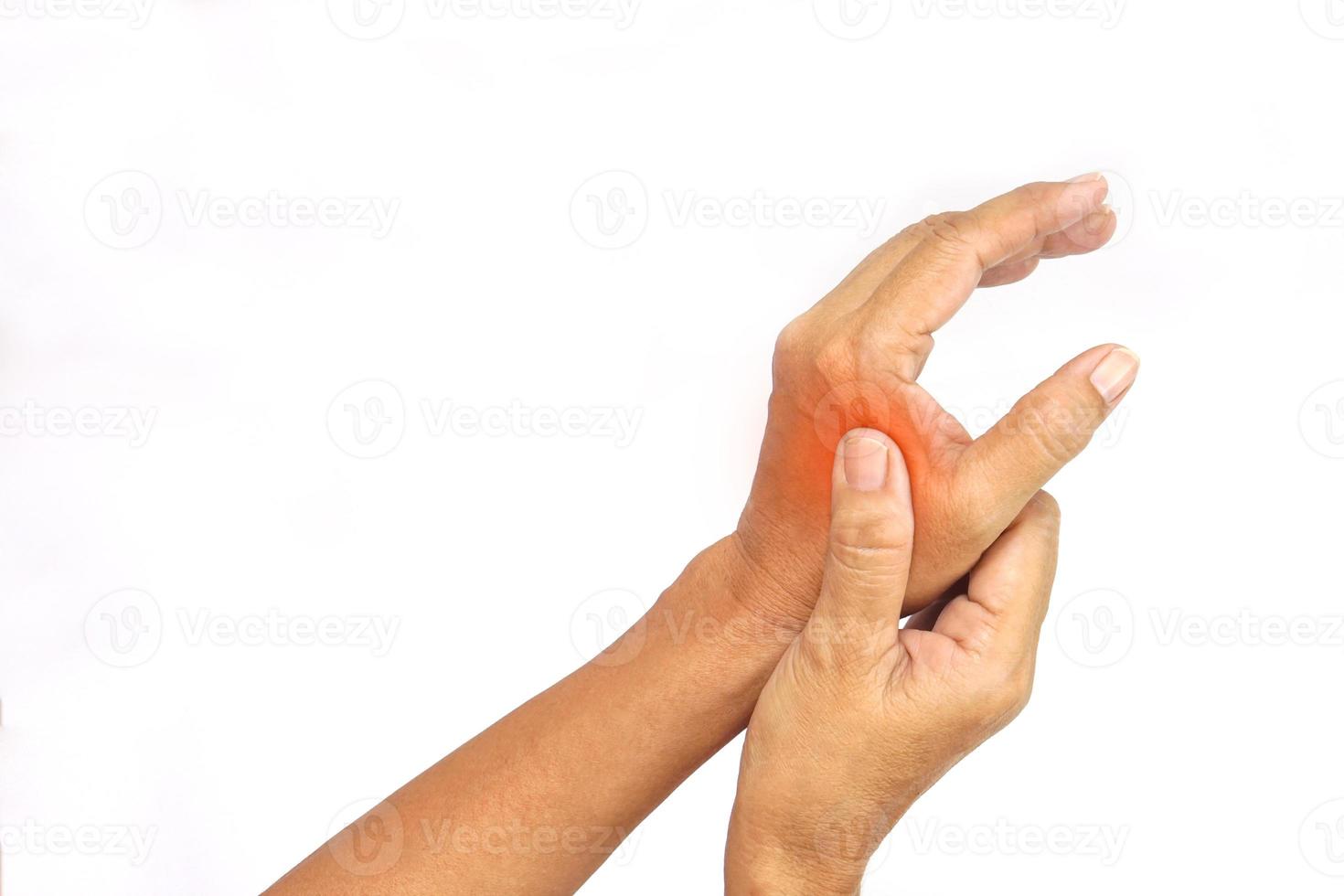 mano de una mujer que sufre de dolor en la mano sobre fondo blanco con camino de recorte. concepto de síndrome de salud y oficina. foto
