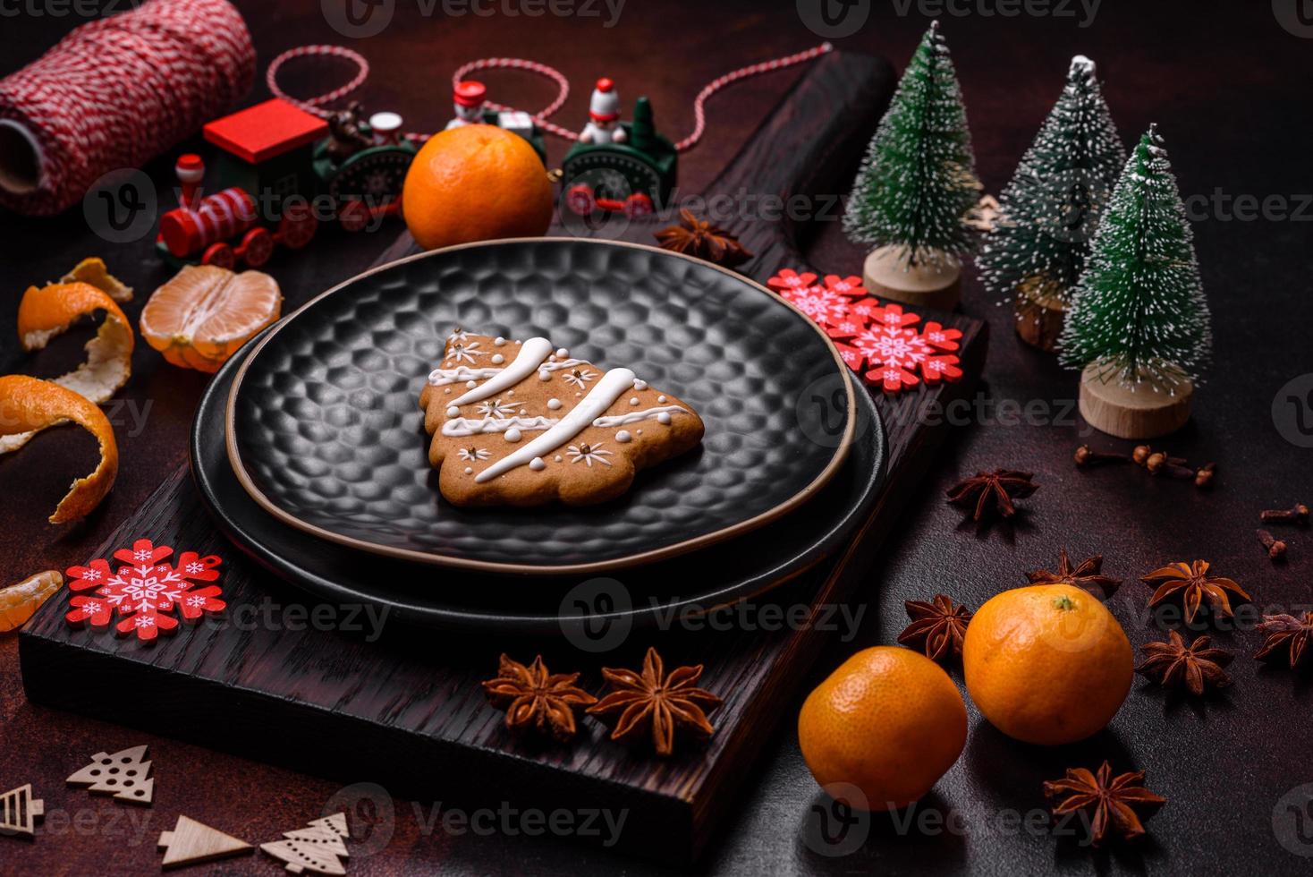 hermosas decoraciones navideñas con juguetes navideños, clementinas y pan de jengibre foto