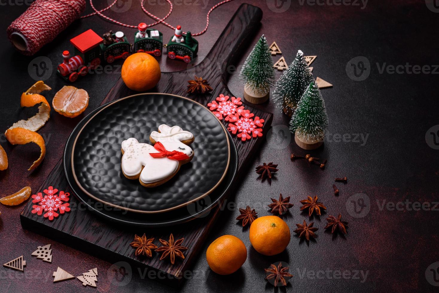 hermosas decoraciones navideñas con juguetes navideños, clementinas y pan de jengibre foto