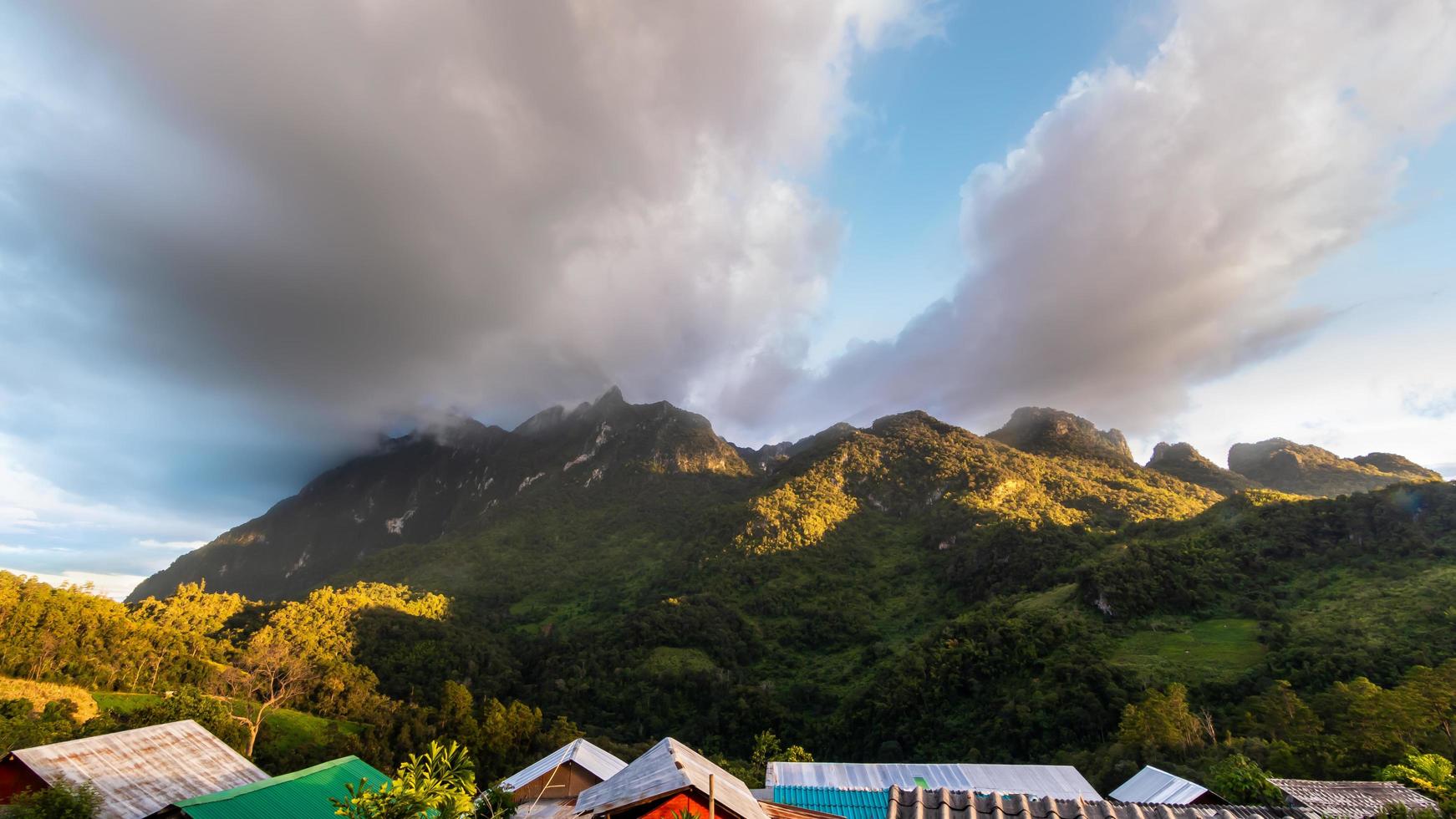 paisaje de montaña doi luang chiang dao chiang mai tailandia foto