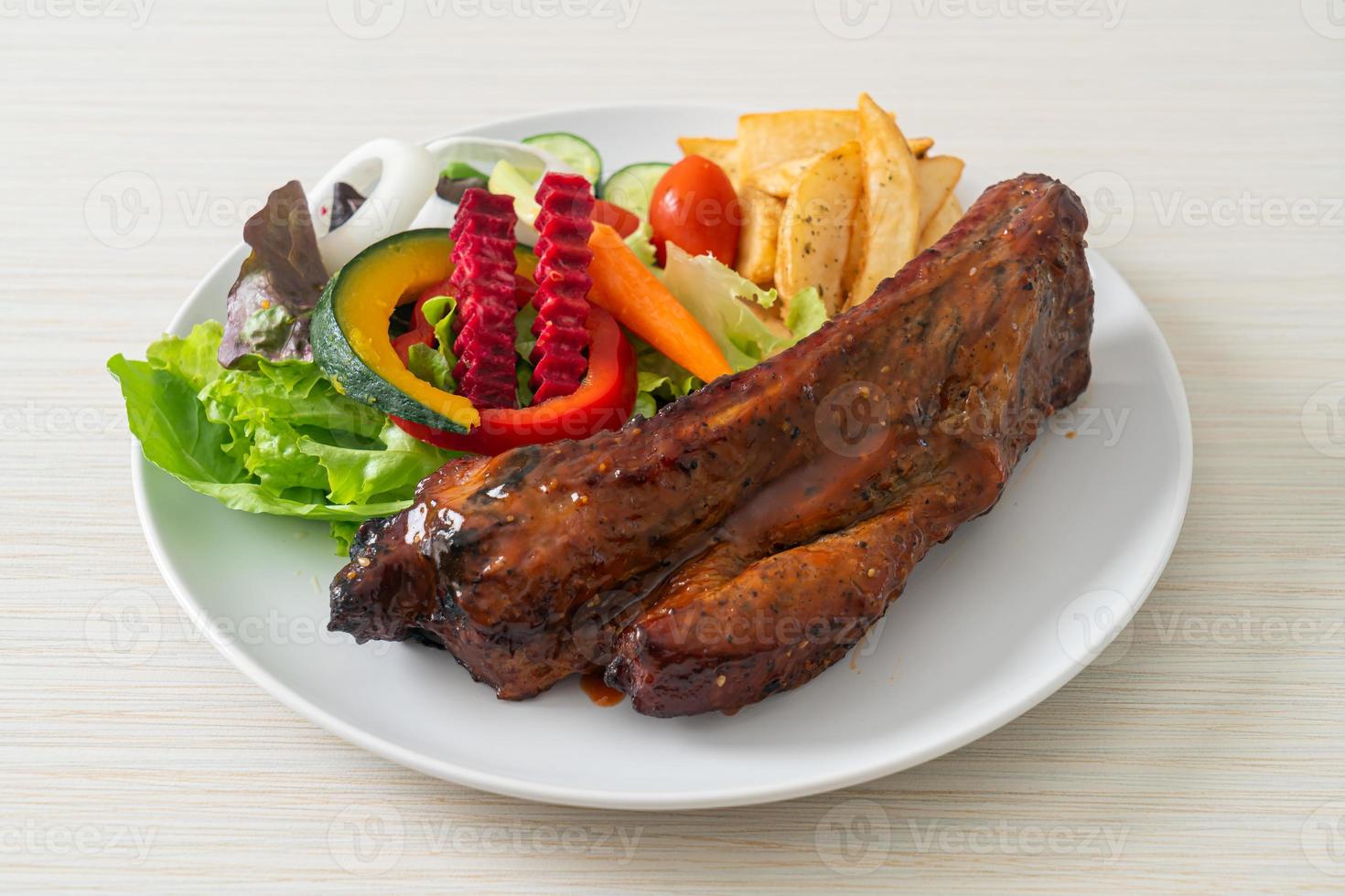 costillas de cerdo a la barbacoa con verduras foto