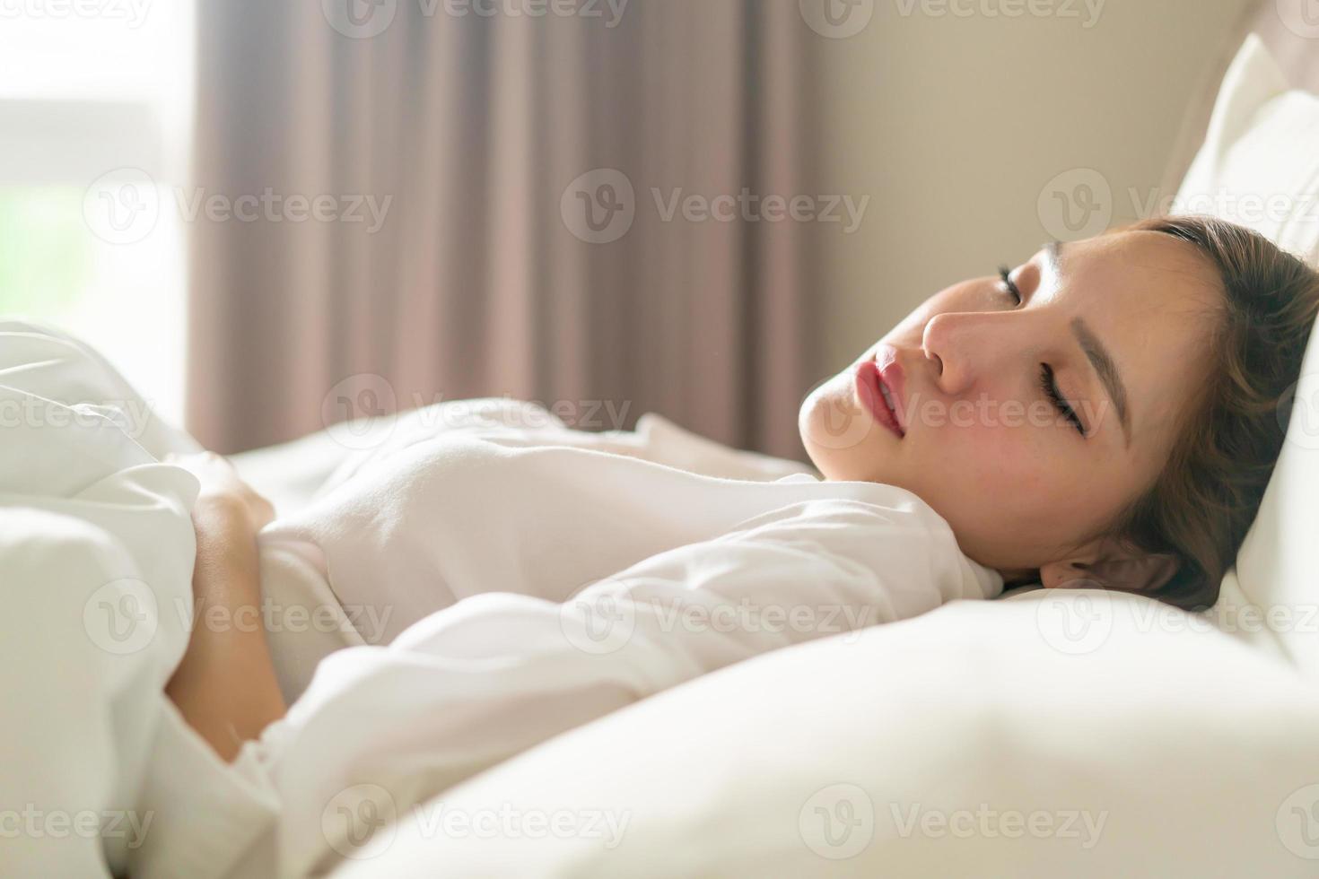 retrato, mujer hermosa, sueño, cama foto