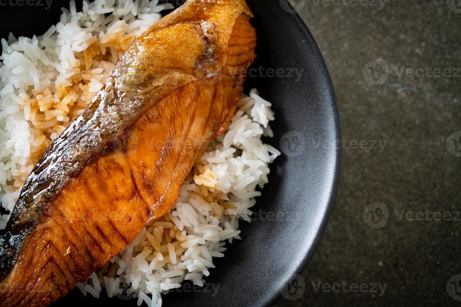 tazón de arroz con salmón a la parrilla con salsa de soja foto