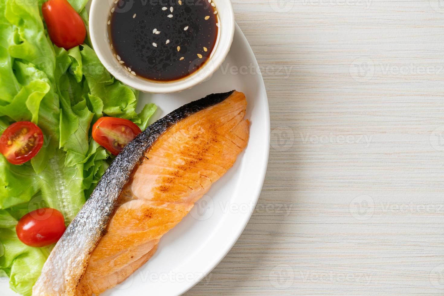 filete de salmón a la parrilla con ensalada foto