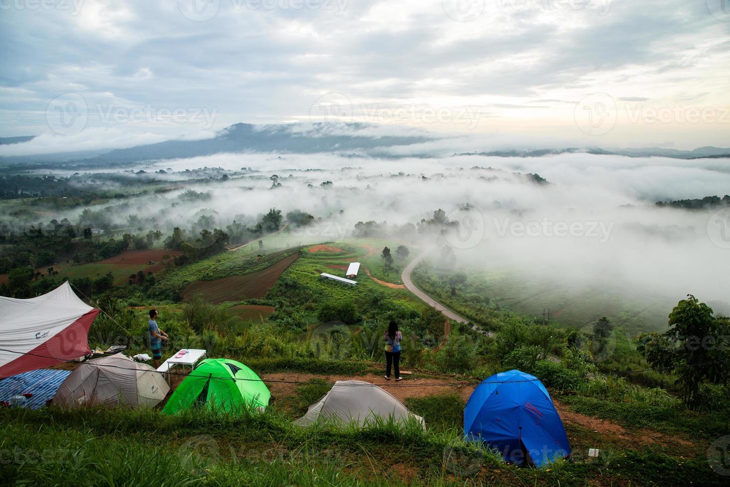 phetchaboon, tailandia - 23 de junio de 2018 tienda de campaña cerca de la niebla y la montaña viendo el amanecer en la mañana, tailandia foto