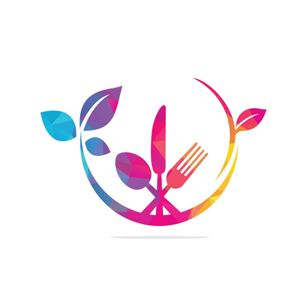 diseño vectorial de plantilla de logotipo de alimentos saludables con cucharas, tenedores y hojas verdes vector
