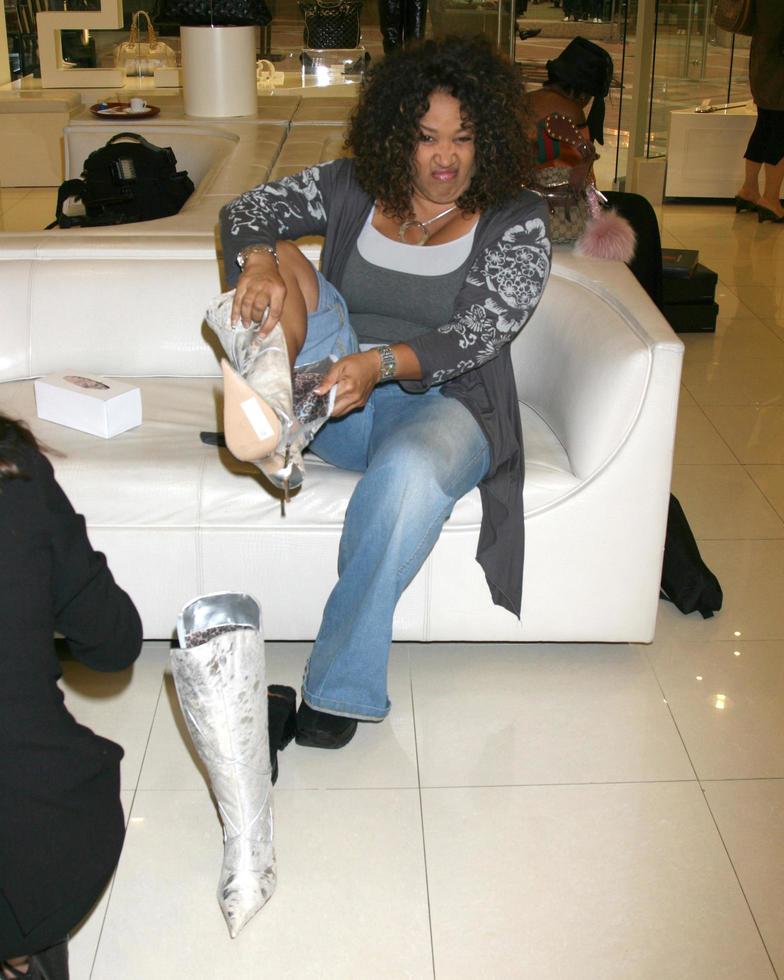 kym whitley comprando zapatos y bolsos en sherman oaks, ca el 9 de octubre de 2008 foto