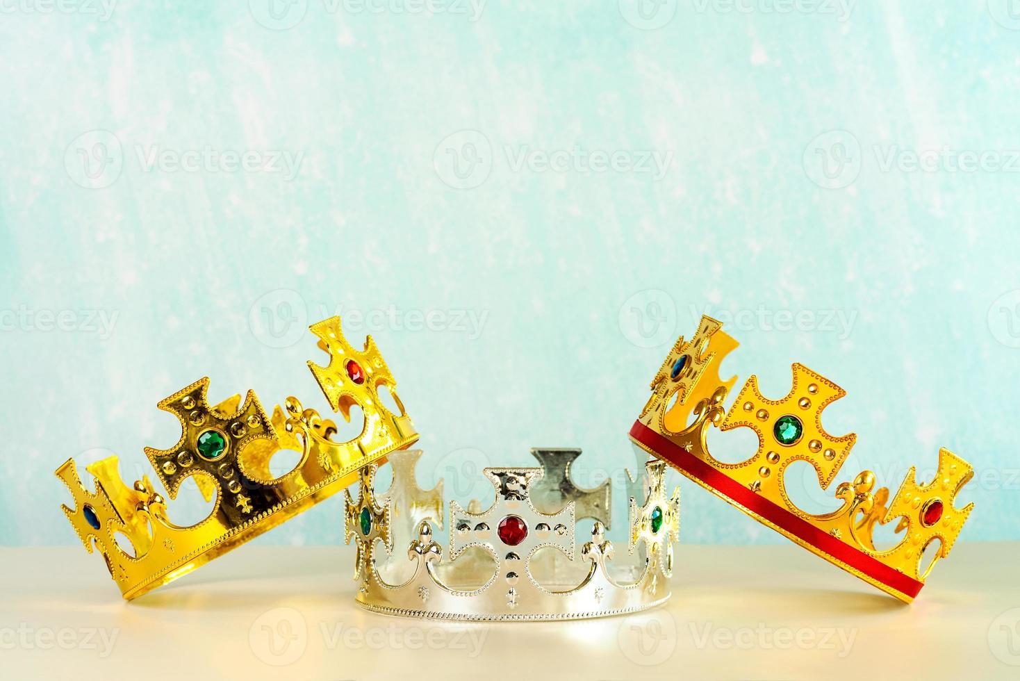 tres coronas de los tres reyes magos con espacio de copia. concepto para el día de dia de reyes magos. Los Tres Reyes Magos foto