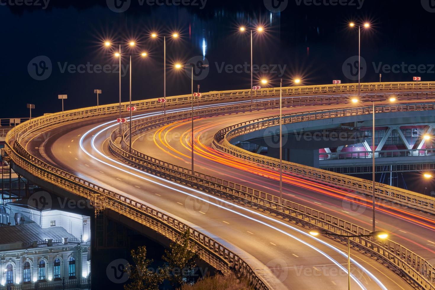 carretera en las luces de la noche foto