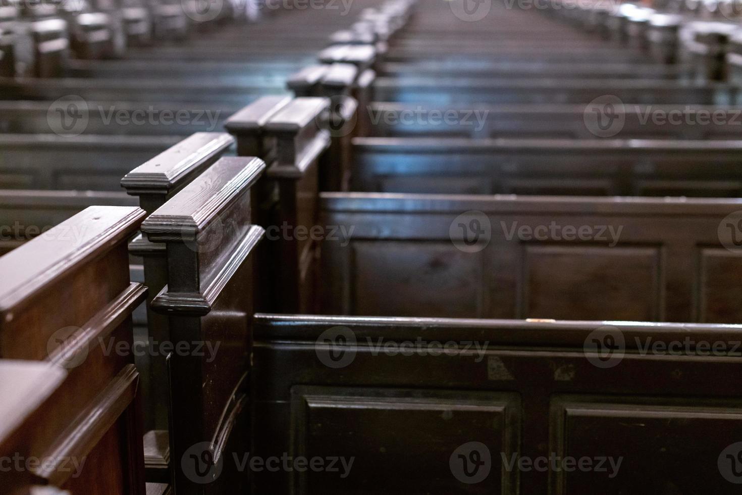 bancos de catedral. filas de bancos en la iglesia cristiana. Asientos pesados de madera sólida e incómoda. foto