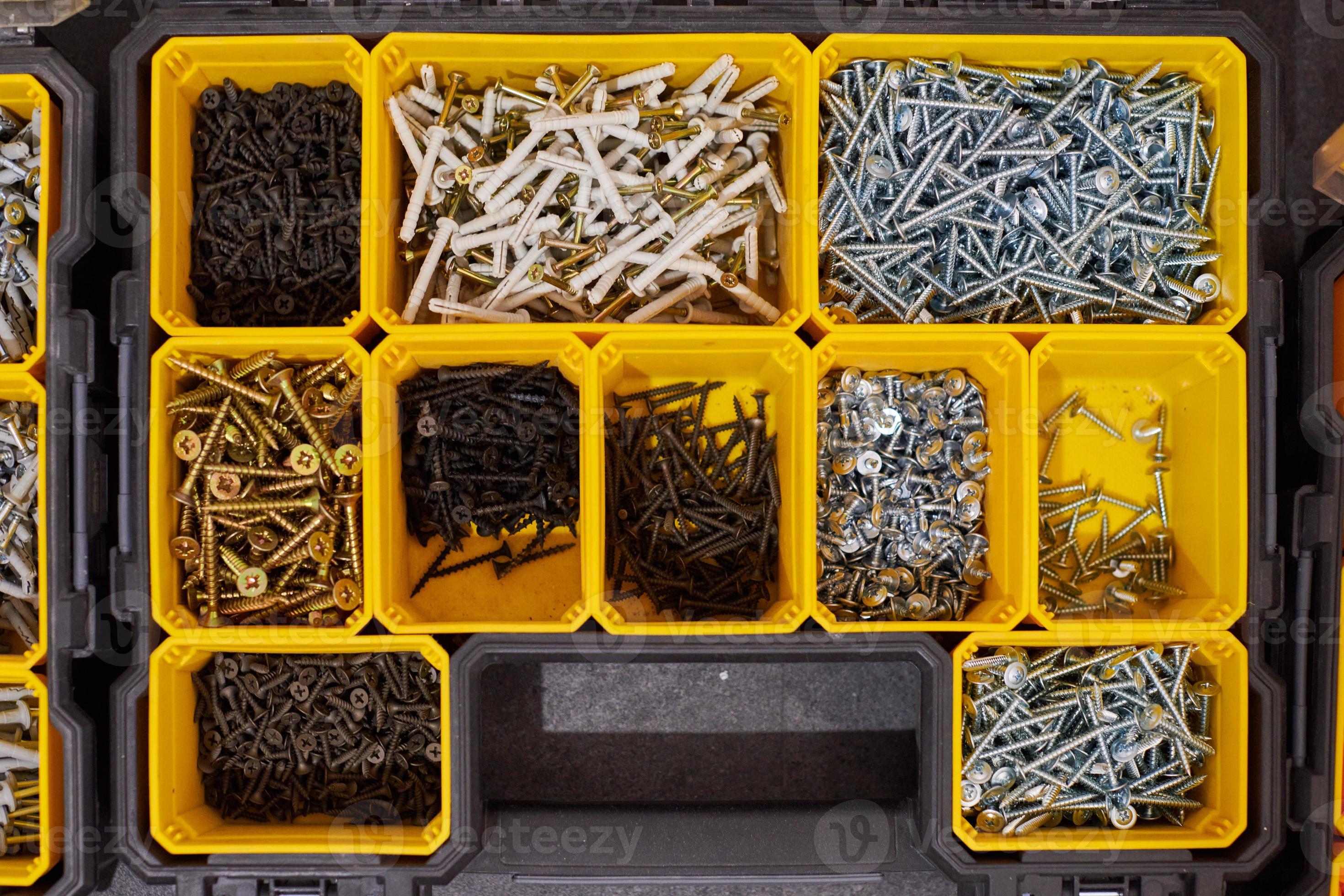 Acercamiento a caja de tornillos con tornillos y taquetes de diferentes  tamaños y medidas Stock Photo