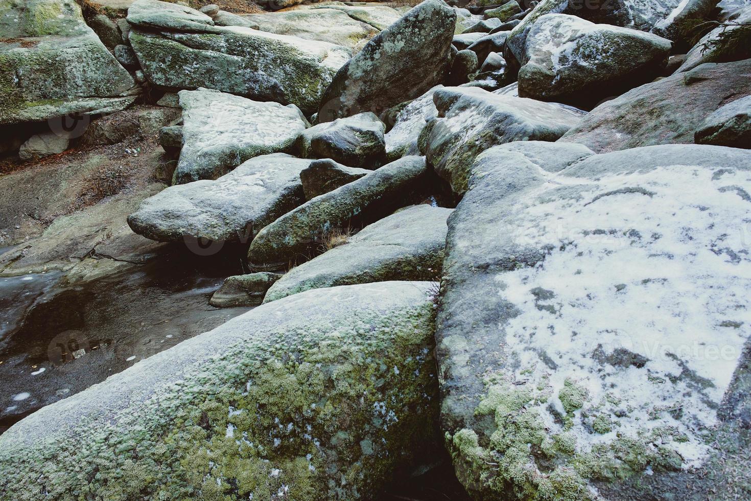 enormes piedras redondas congeladas en el parque de invierno foto