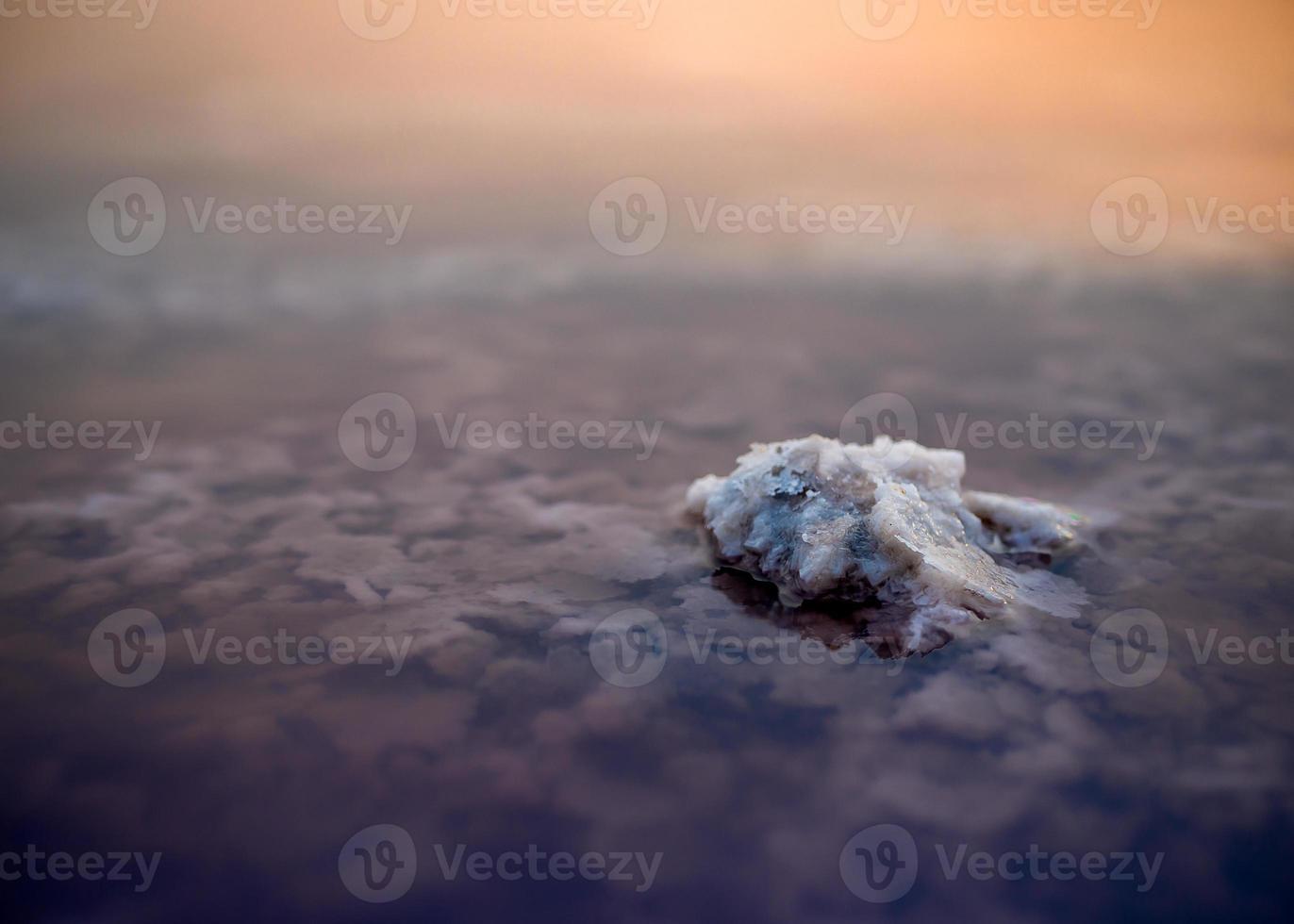 primer plano de la textura de los cristales de sal en el agua. foto