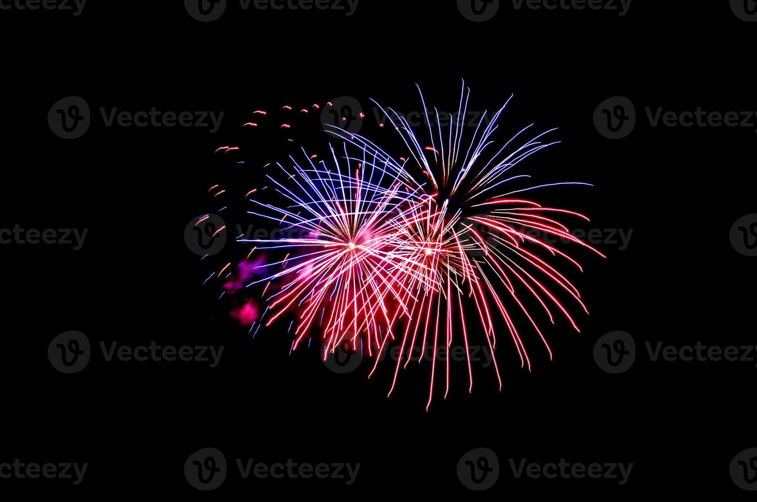 fuegos artificiales festivos dobles azules y rojos sobre un fondo negro. ilustración brillante y colorida para el diseño. superposición de pantalla foto