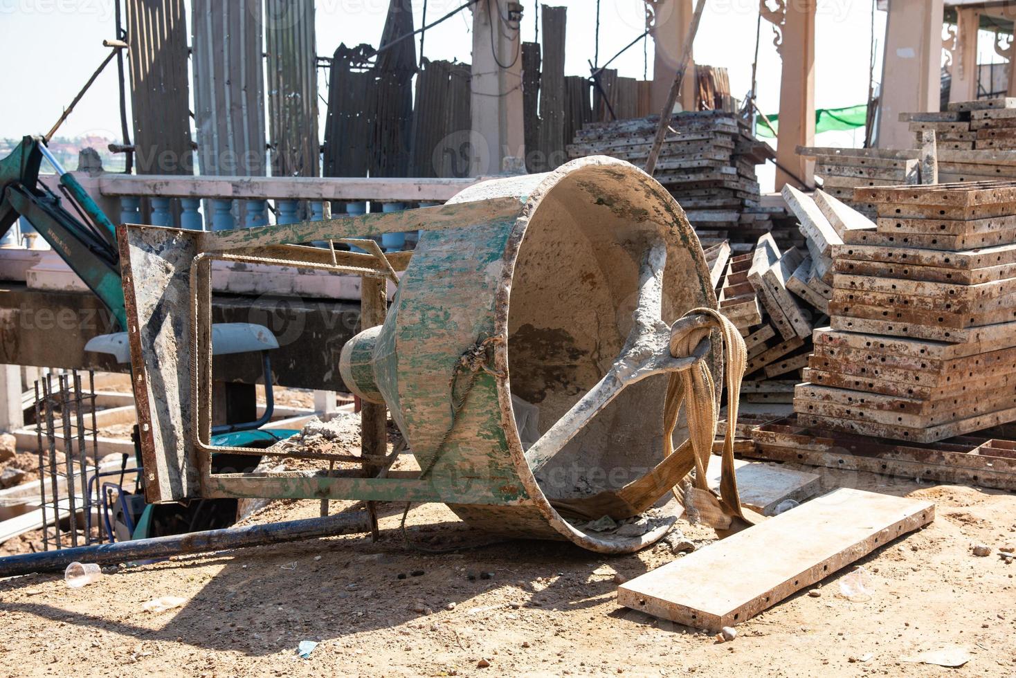 sitio de construcción con barras de acero y pilotes de hormigón foto