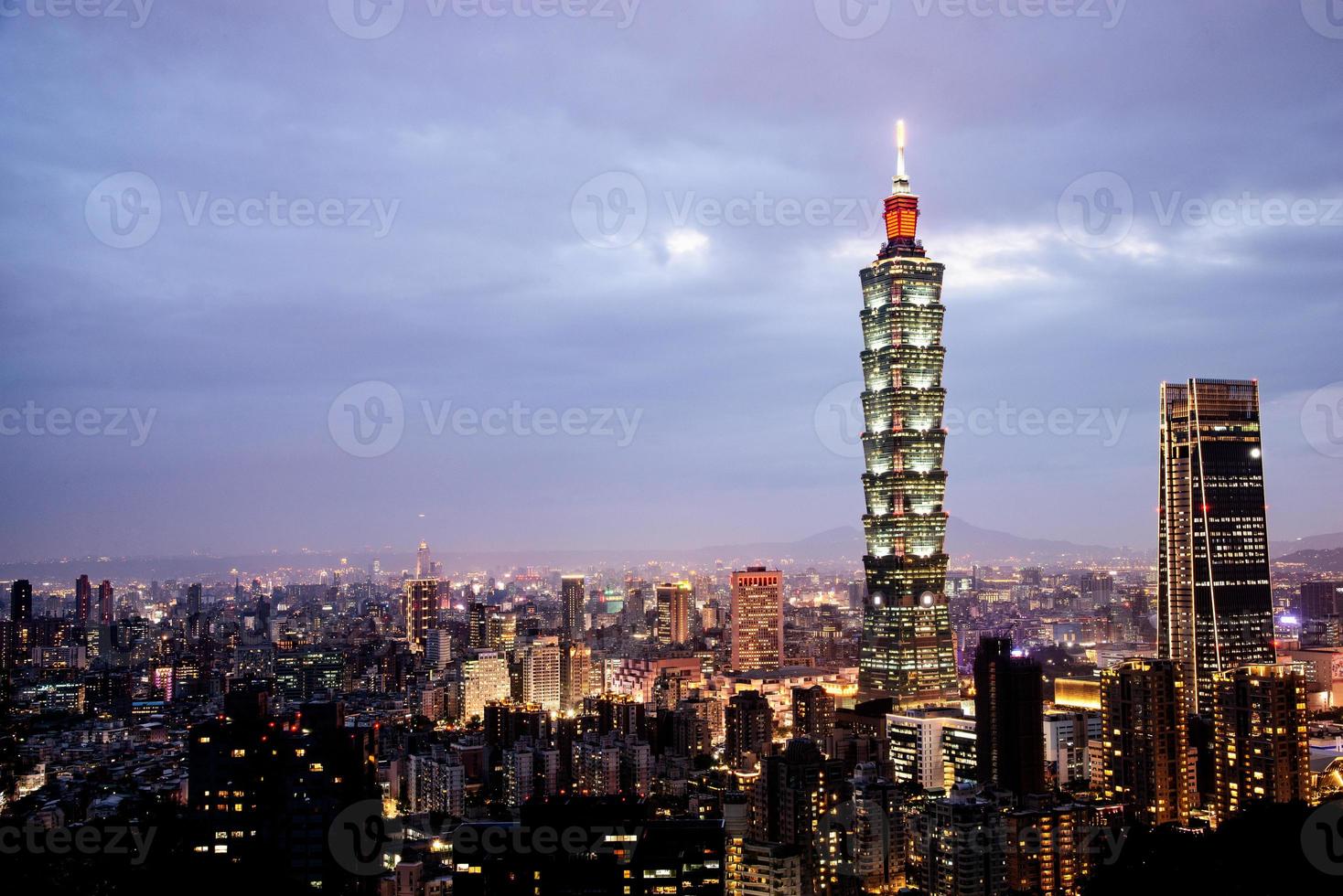 taipei 101 es el edificio del centro comercial moderno y de negocios foto